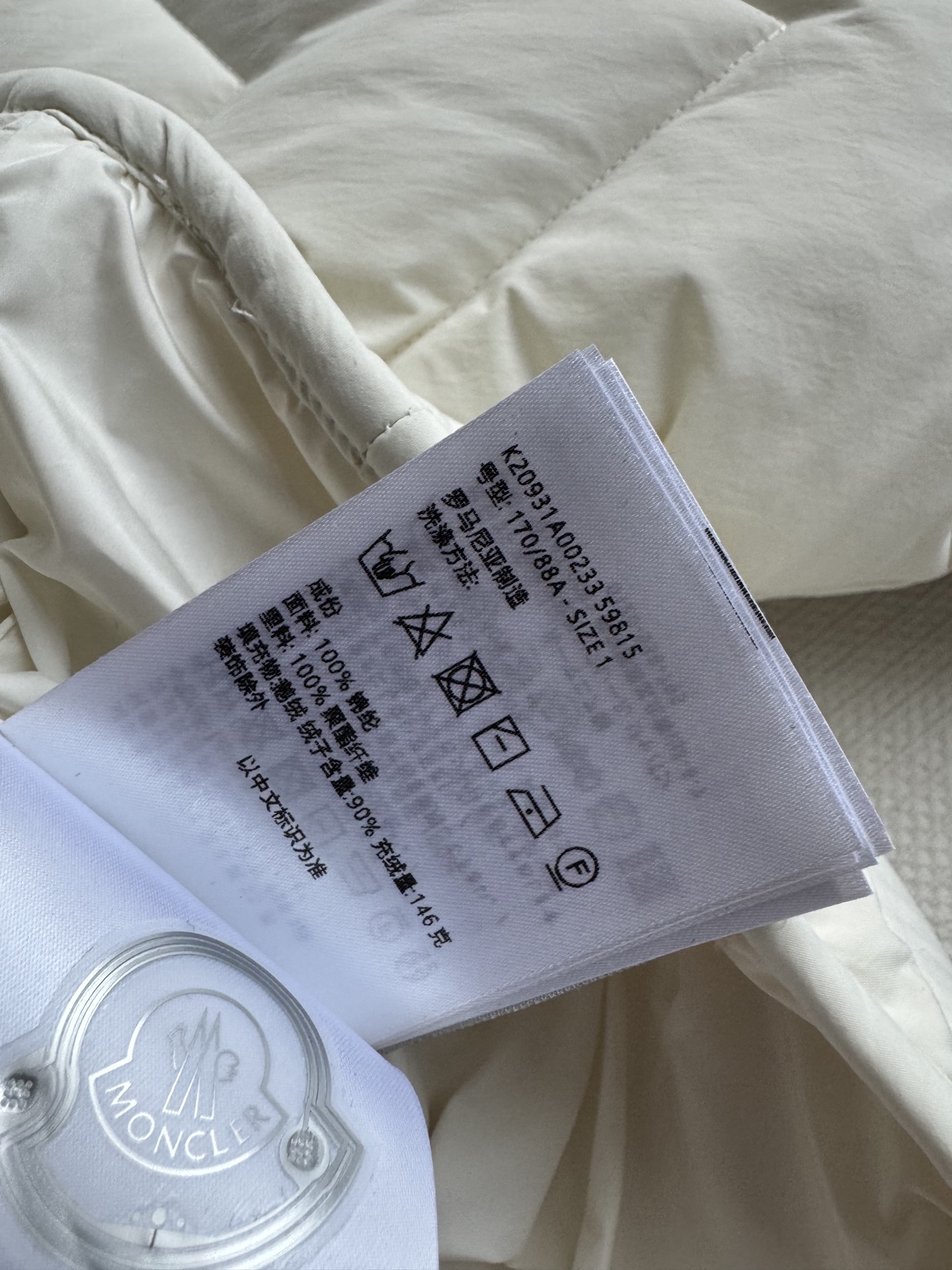 Moncle*🆕新款羽绒服，百搭而不会过时，款型简约而不简单，对于各种年龄段都能接受。立体修身裁剪，版型