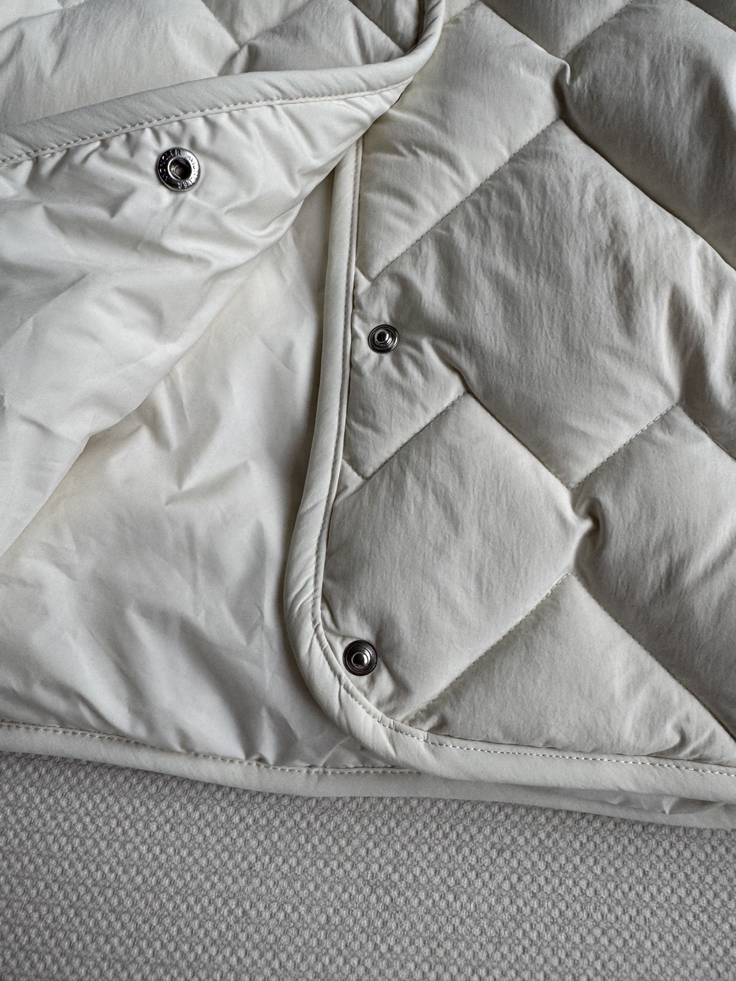 Moncle*🆕新款羽绒服，百搭而不会过时，款型简约而不简单，对于各种年龄段都能接受。立体修身裁剪，版型