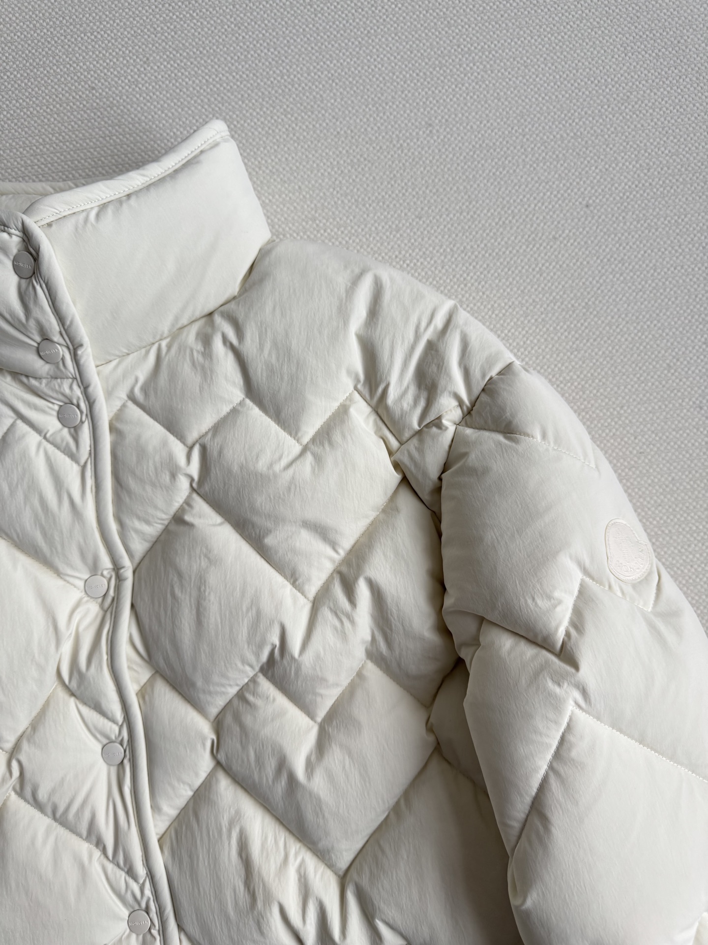 Moncle*🆕新款羽绒服，百搭而不会过时，款型简约而不简单，对于各种年龄段都能接受。立体修身裁剪，版型
