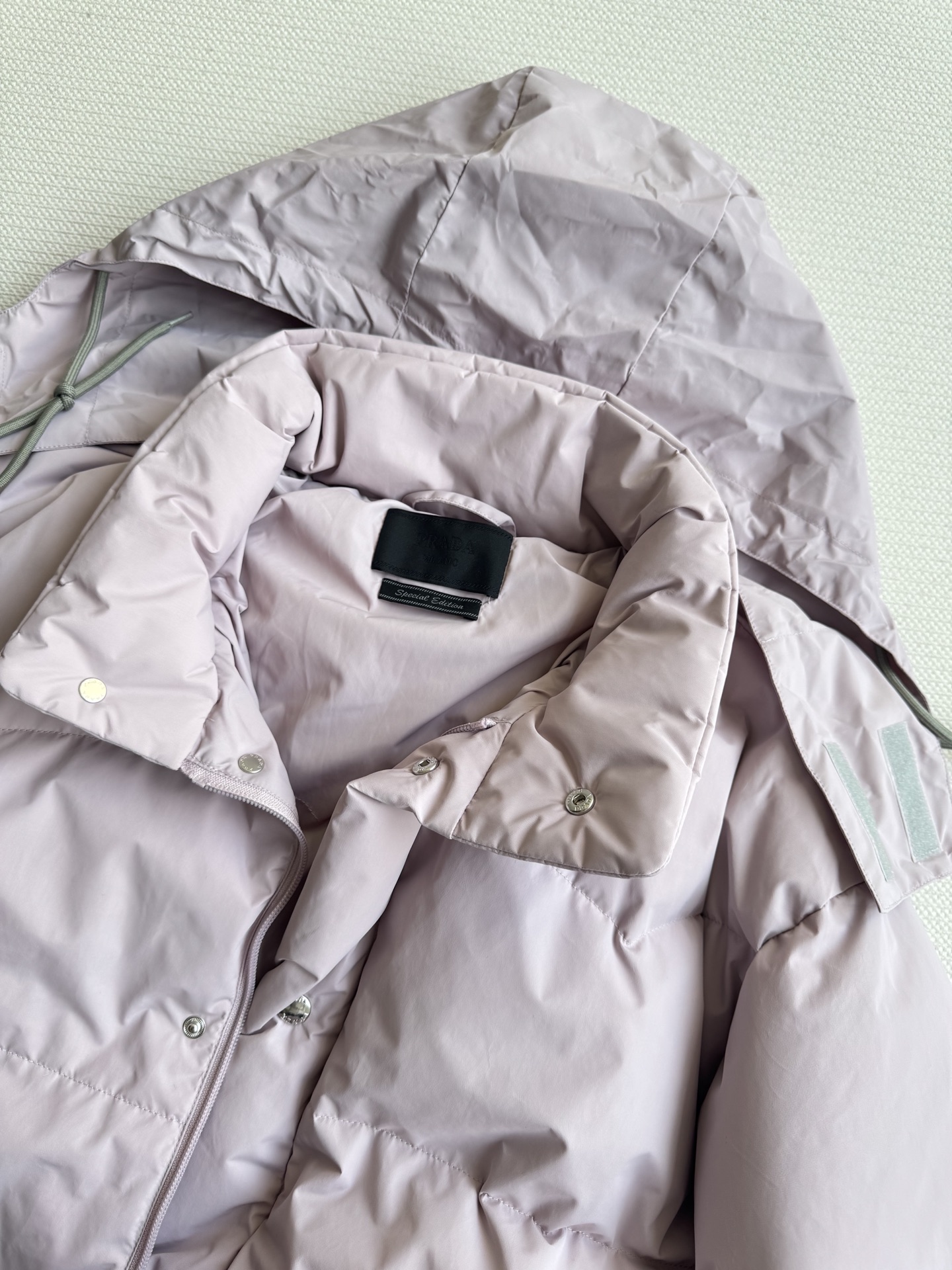 Prad* 25Fw秋冬新款 连帽羽绒服丨⚠独家yb开发！高版出品！采用品牌标志性的 Re-Nylon 