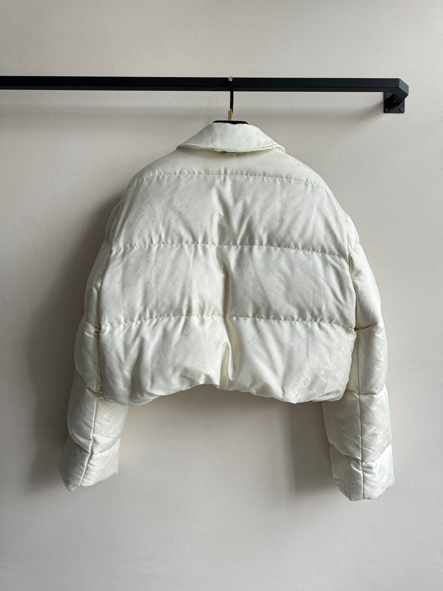 Louis Vuitton Padded Down Jacket with Classic Logo Jacquard Knit Collar 3 i1761542998852 9133 0 1