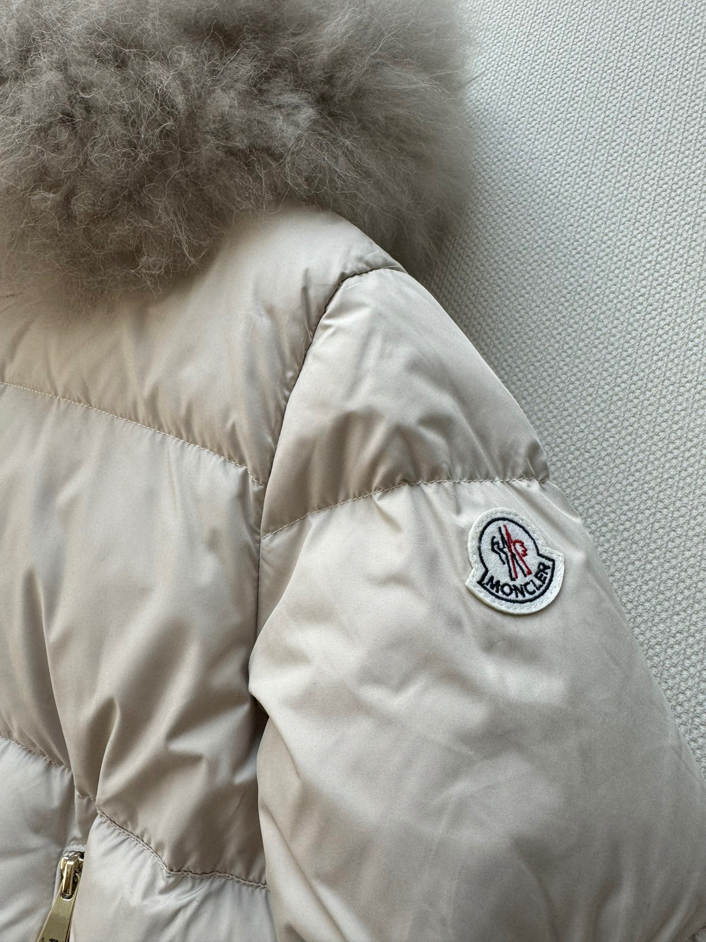 MONCLE*秋冬季新款连🎩毛领羽绒服🆕 宽松版型 🉑️拆卸 采用漆面尼龙制成 填充90鸭绒羽绒 金丝绒