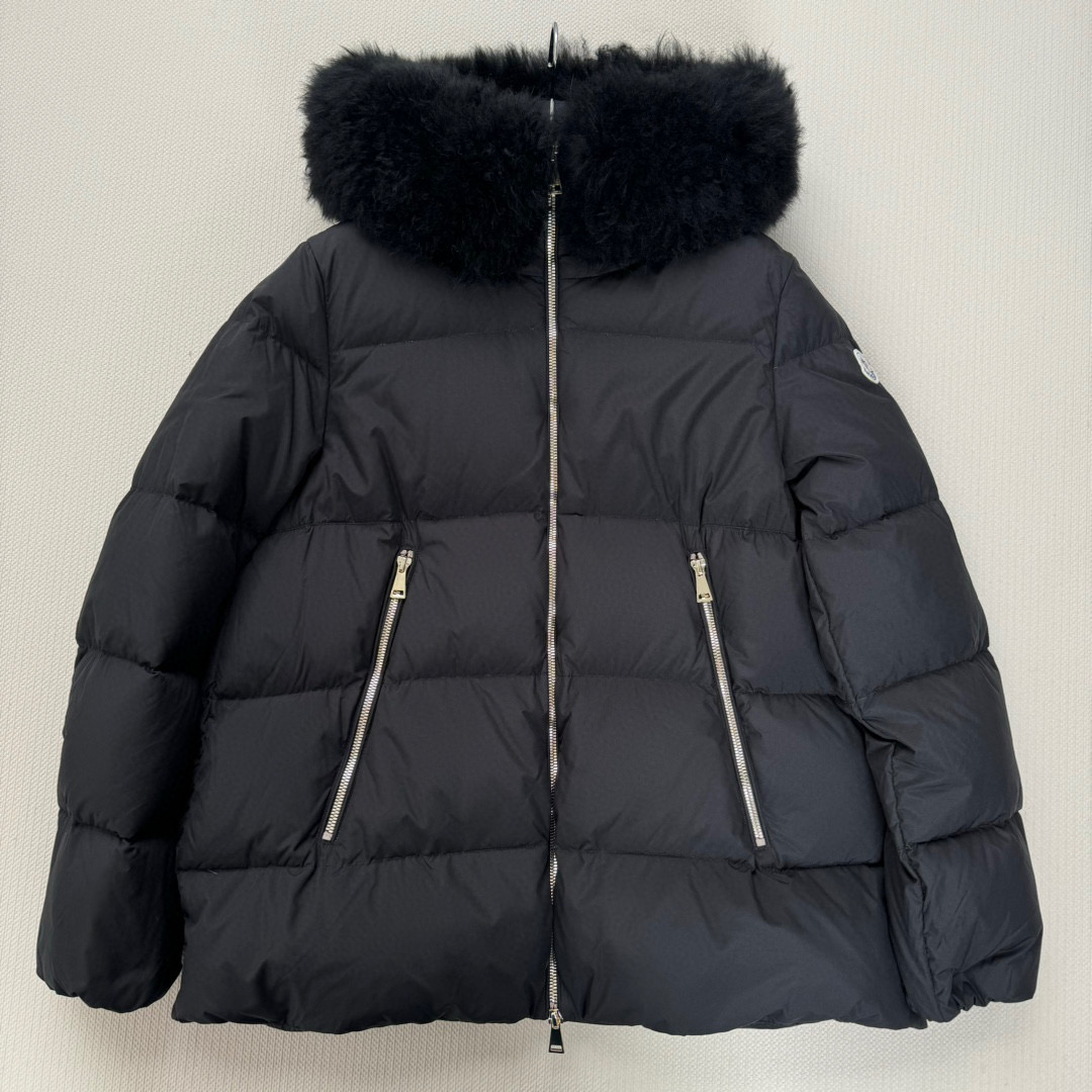 MONCLE*秋冬季新款连🎩毛领羽绒服🆕 宽松版型 🉑️拆卸 采用漆面尼龙制成 填充90鸭绒羽绒 金丝绒