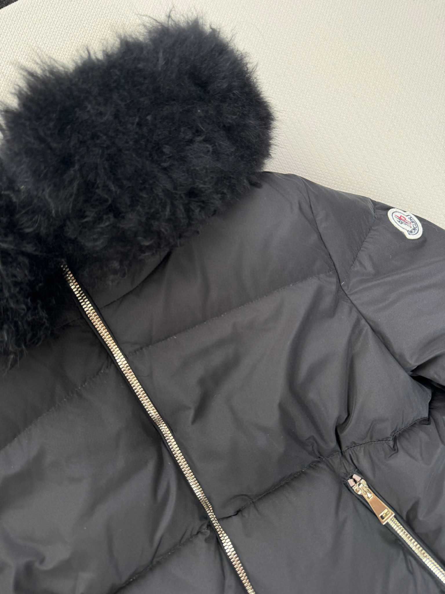 MONCLE*秋冬季新款连🎩毛领羽绒服🆕 宽松版型 🉑️拆卸 采用漆面尼龙制成 填充90鸭绒羽绒 金丝绒