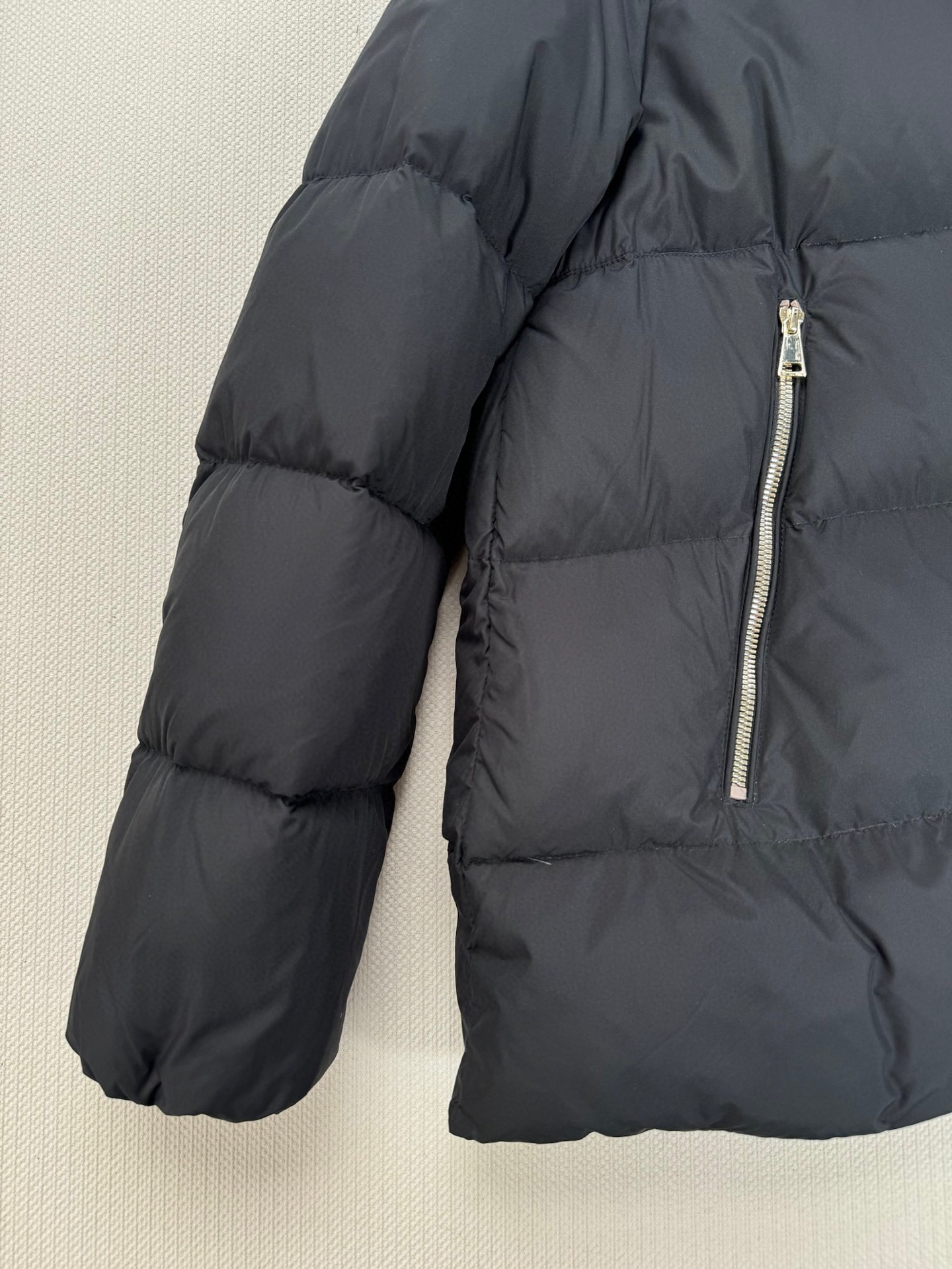 MONCLE*秋冬季新款连🎩毛领羽绒服🆕 宽松版型 🉑️拆卸 采用漆面尼龙制成 填充90鸭绒羽绒 金丝绒