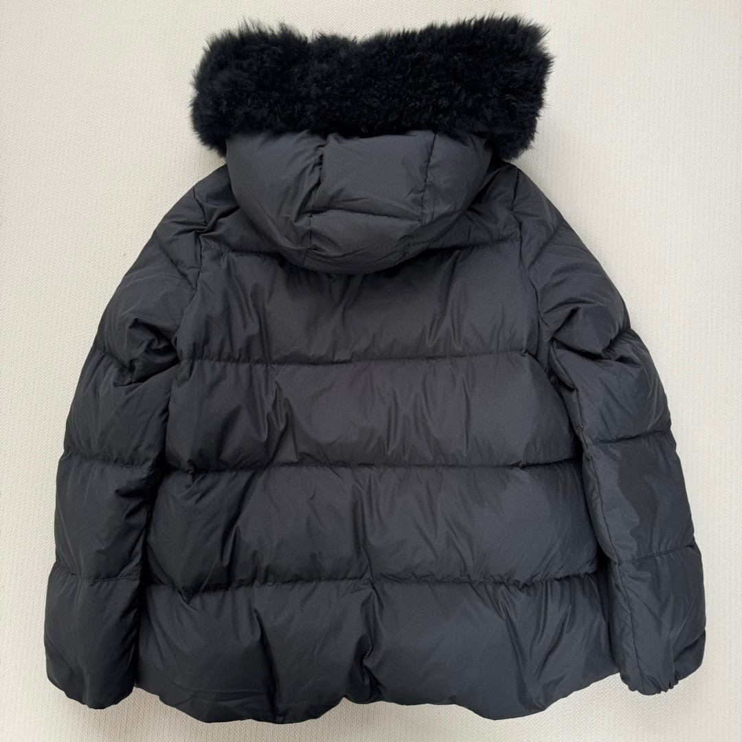 MONCLE*秋冬季新款连🎩毛领羽绒服🆕 宽松版型 🉑️拆卸 采用漆面尼龙制成 填充90鸭绒羽绒 金丝绒