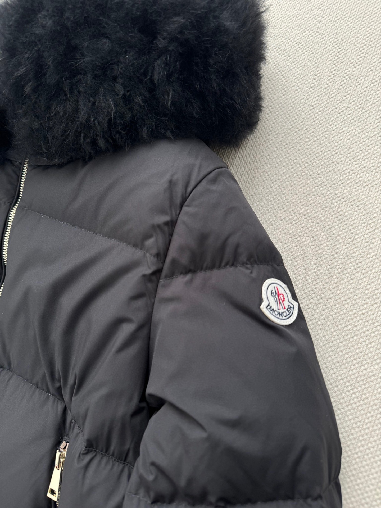 MONCLE*秋冬季新款连🎩毛领羽绒服🆕 宽松版型 🉑️拆卸 采用漆面尼龙制成 填充90鸭绒羽绒 金丝绒