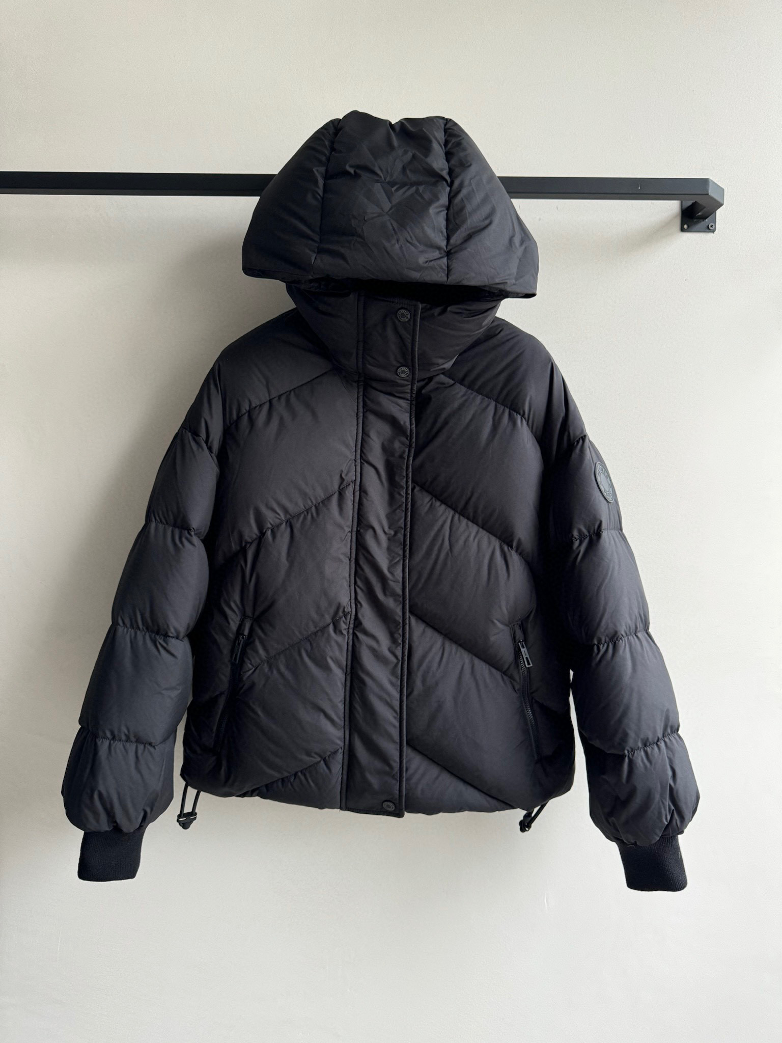 Herm*🆕秋冬新款羽绒服🆕拥有很好的御寒保暖效果，立领面包版设计 长度的设计也是刚刚好上身不压身高 拉