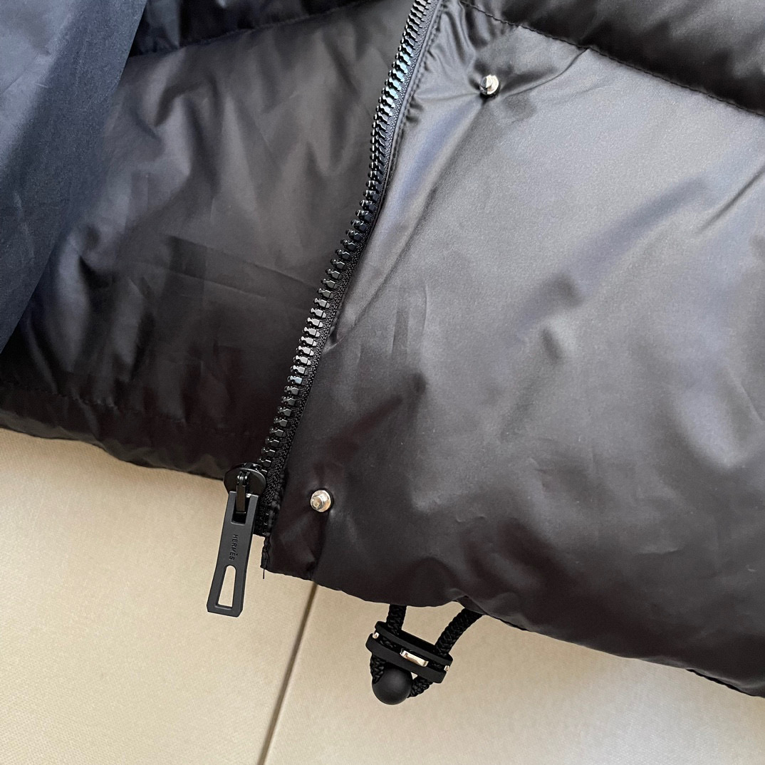 Herm*🆕秋冬新款羽绒服🆕含绒量百分之90白鸭绒，轻盈蓬松相当于棉花的2.5倍，拥有很好的御寒保暖效果