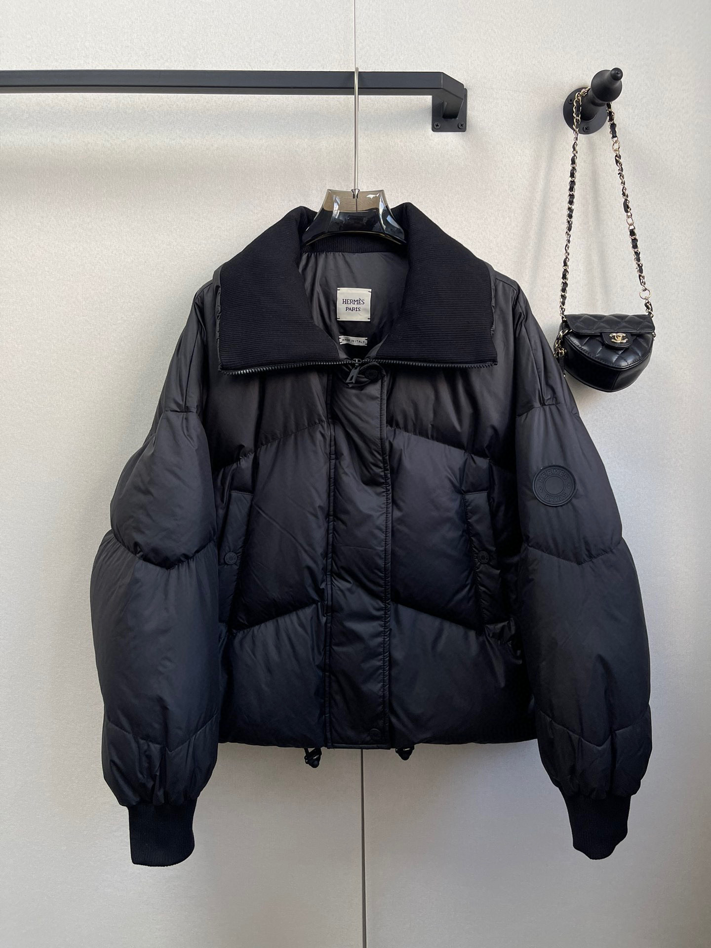 Herm*🆕秋冬新款羽绒服🆕含绒量百分之90白鸭绒，轻盈蓬松相当于棉花的2.5倍，拥有很好的御寒保暖效果