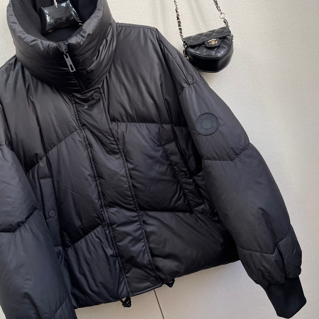 Herm*🆕秋冬新款羽绒服🆕含绒量百分之90白鸭绒，轻盈蓬松相当于棉花的2.5倍，拥有很好的御寒保暖效果