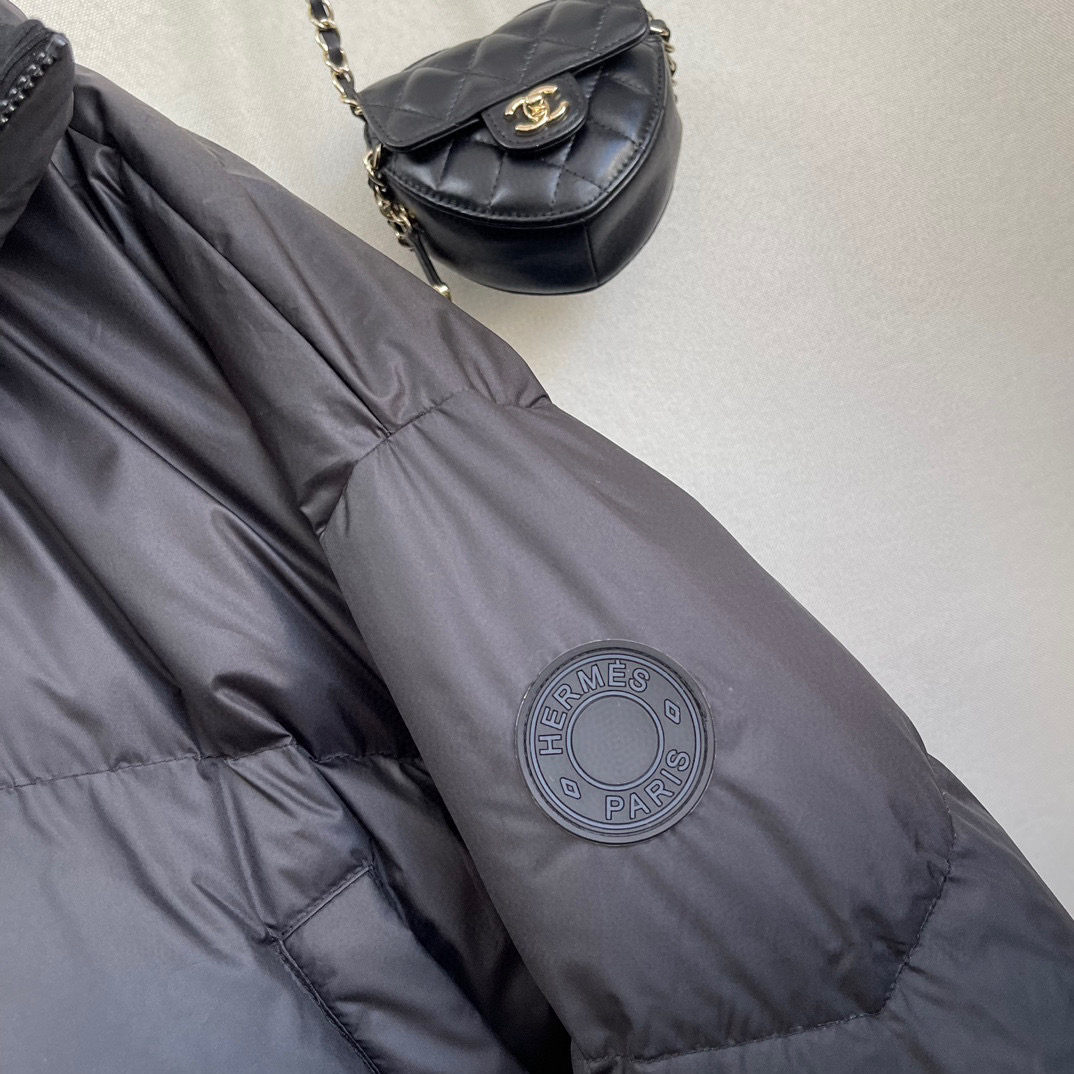Herm*🆕秋冬新款羽绒服🆕含绒量百分之90白鸭绒，轻盈蓬松相当于棉花的2.5倍，拥有很好的御寒保暖效果