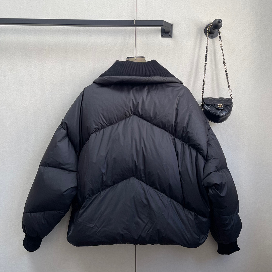 Herm*🆕秋冬新款羽绒服🆕含绒量百分之90白鸭绒，轻盈蓬松相当于棉花的2.5倍，拥有很好的御寒保暖效果