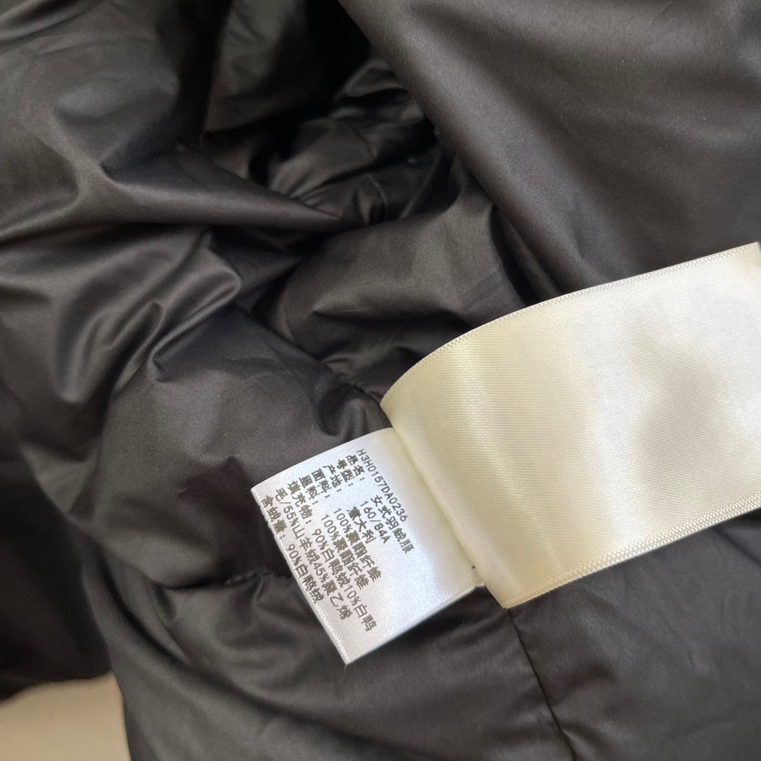 Herm*🆕秋冬新款羽绒服🆕含绒量百分之90白鸭绒，轻盈蓬松相当于棉花的2.5倍，拥有很好的御寒保暖效果