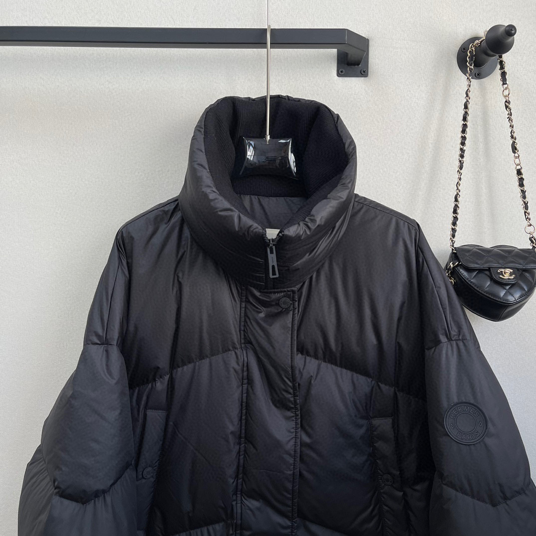 Herm*🆕秋冬新款羽绒服🆕含绒量百分之90白鸭绒，轻盈蓬松相当于棉花的2.5倍，拥有很好的御寒保暖效果