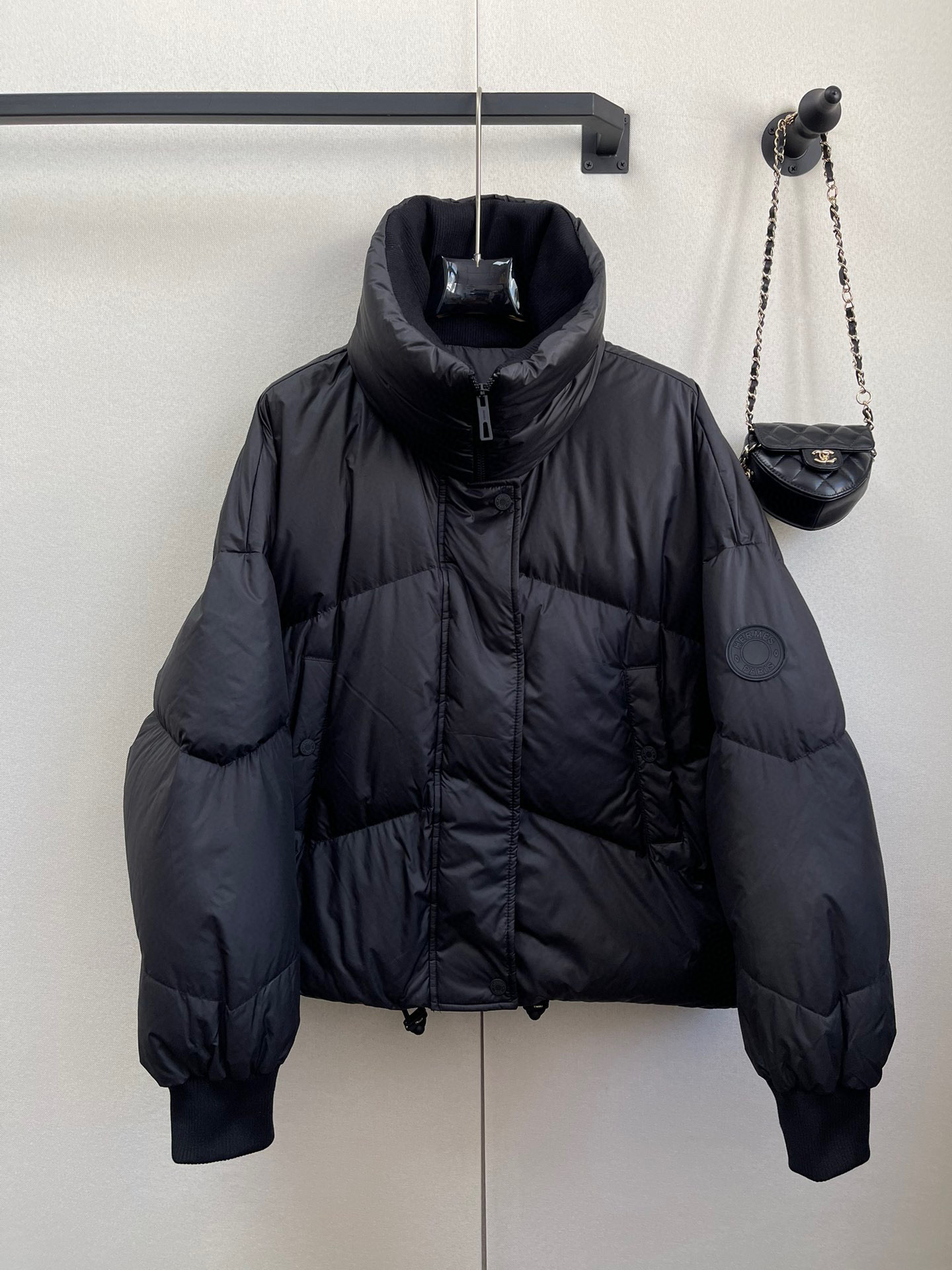 Herm*🆕秋冬新款羽绒服🆕含绒量百分之90白鸭绒，轻盈蓬松相当于棉花的2.5倍，拥有很好的御寒保暖效果