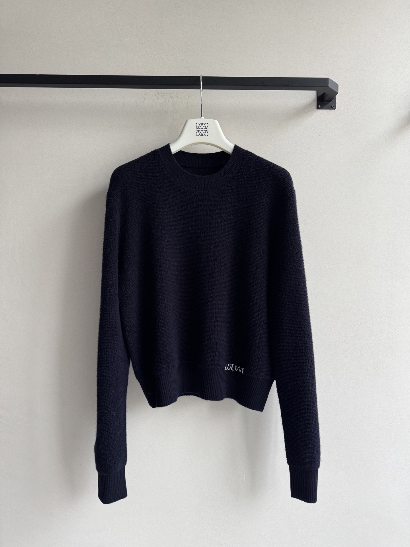 Loew*🆕刺绣罗纹针织上衣 入秋总在想怎么穿搭才好看 此刻不穿 何时穿 羊毛一体质感超好 细腻保暖 内