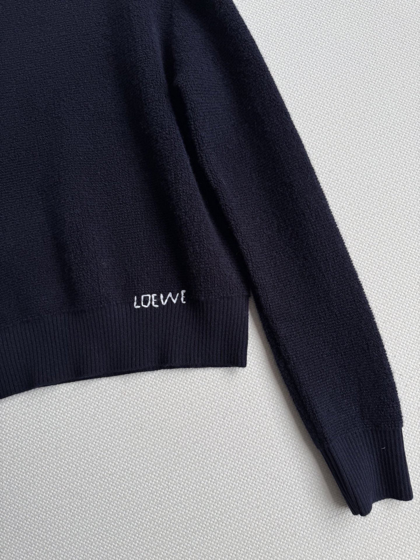 Loew*🆕刺绣罗纹针织上衣 入秋总在想怎么穿搭才好看 此刻不穿 何时穿 羊毛一体质感超好 细腻保暖 内