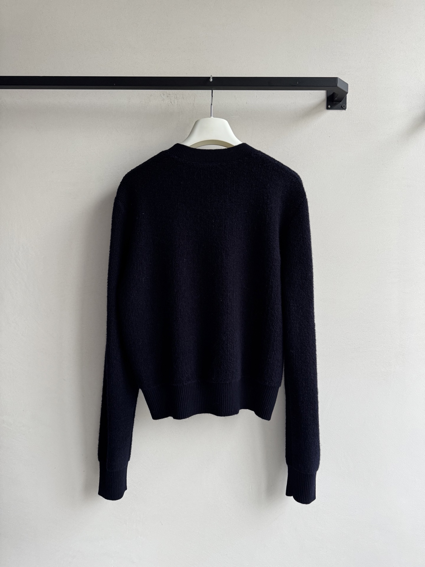 Loew*🆕刺绣罗纹针织上衣 入秋总在想怎么穿搭才好看 此刻不穿 何时穿 羊毛一体质感超好 细腻保暖 内