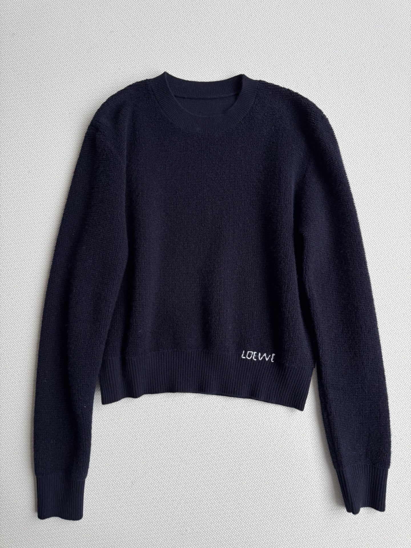 Loew*🆕刺绣罗纹针织上衣 入秋总在想怎么穿搭才好看 此刻不穿 何时穿 羊毛一体质感超好 细腻保暖 内