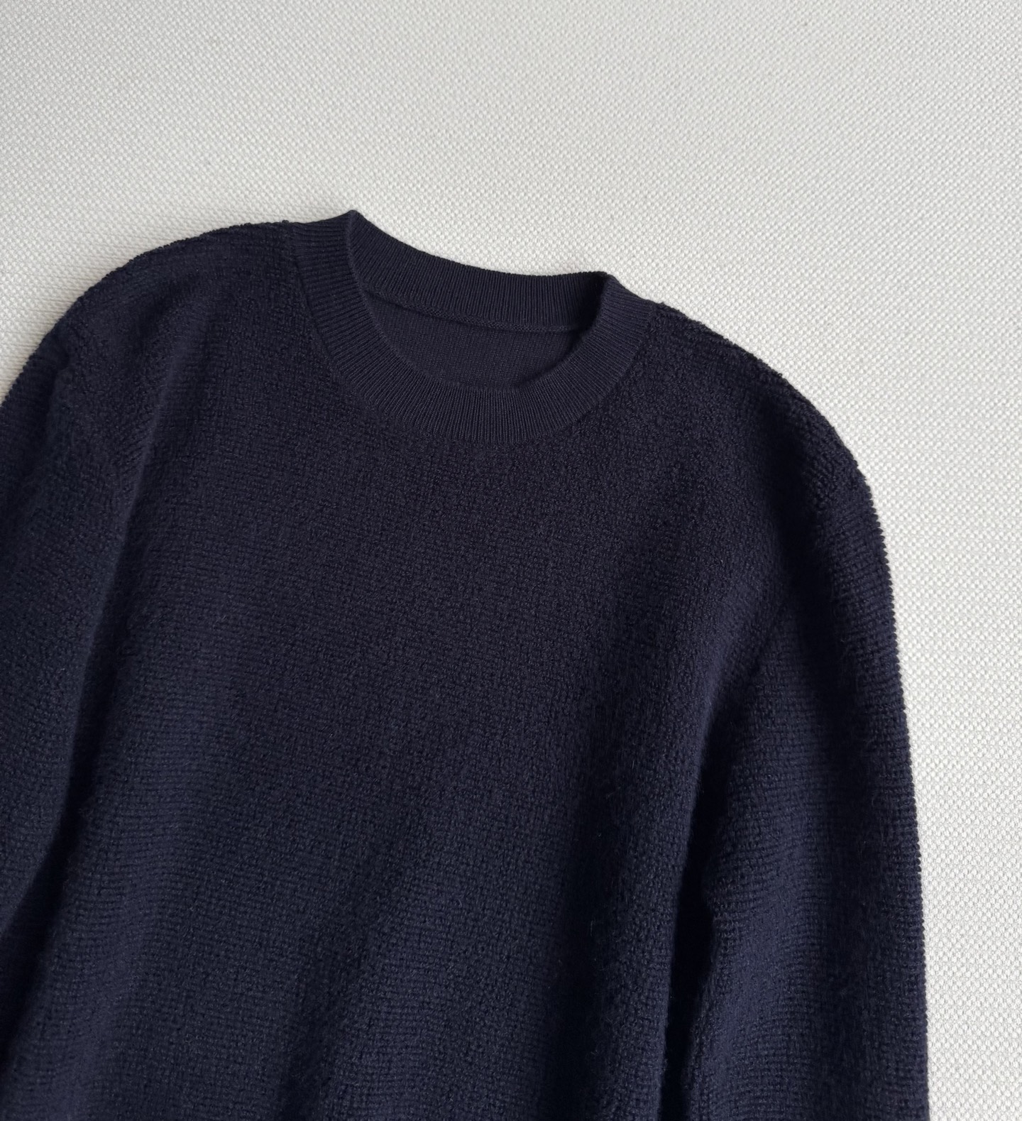 Loew*🆕刺绣罗纹针织上衣 入秋总在想怎么穿搭才好看 此刻不穿 何时穿 羊毛一体质感超好 细腻保暖 内