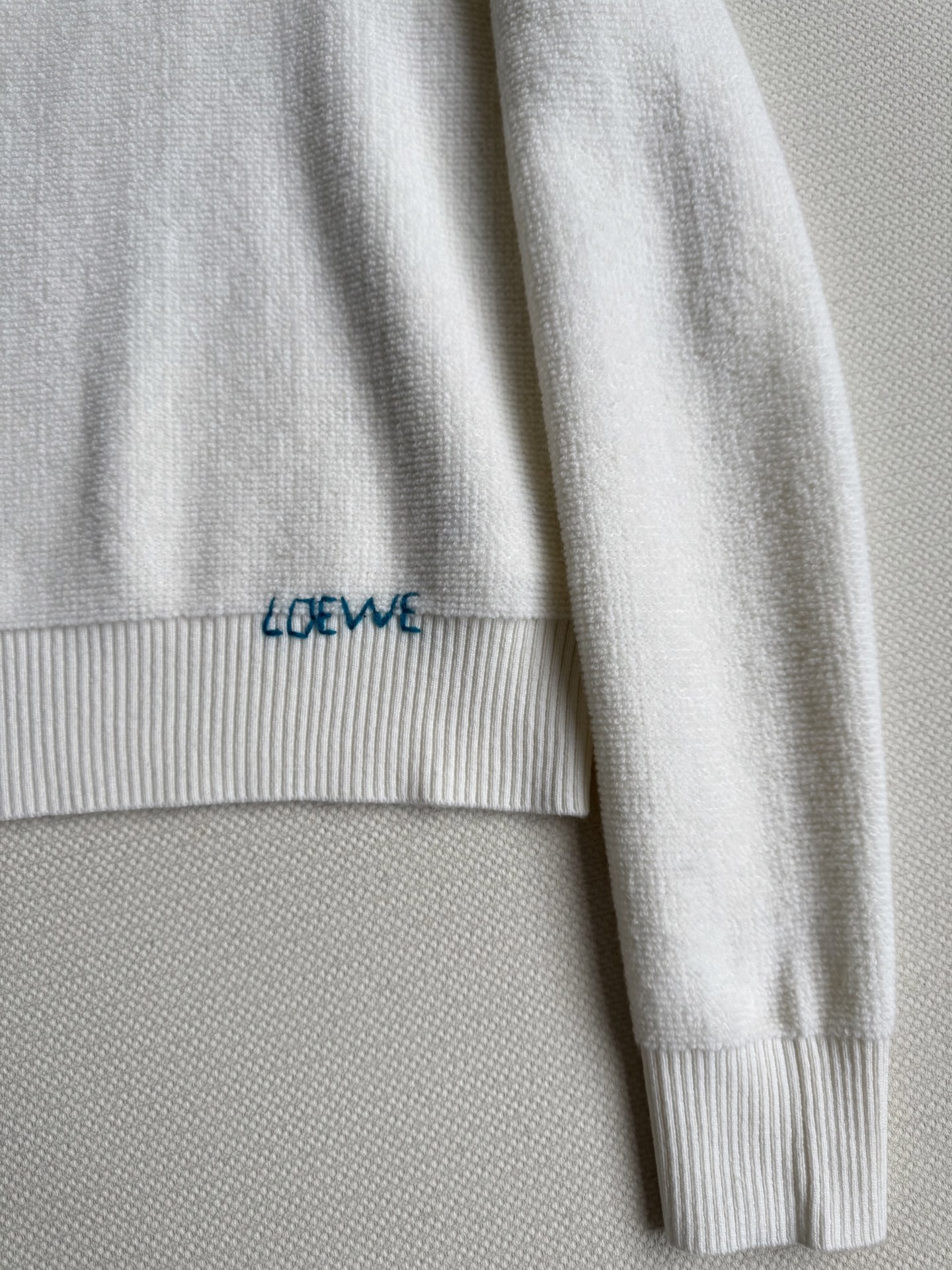 Loew*🆕刺绣罗纹针织上衣 入秋总在想怎么穿搭才好看 此刻不穿 何时穿 羊毛一体质感超好 细腻保暖 内