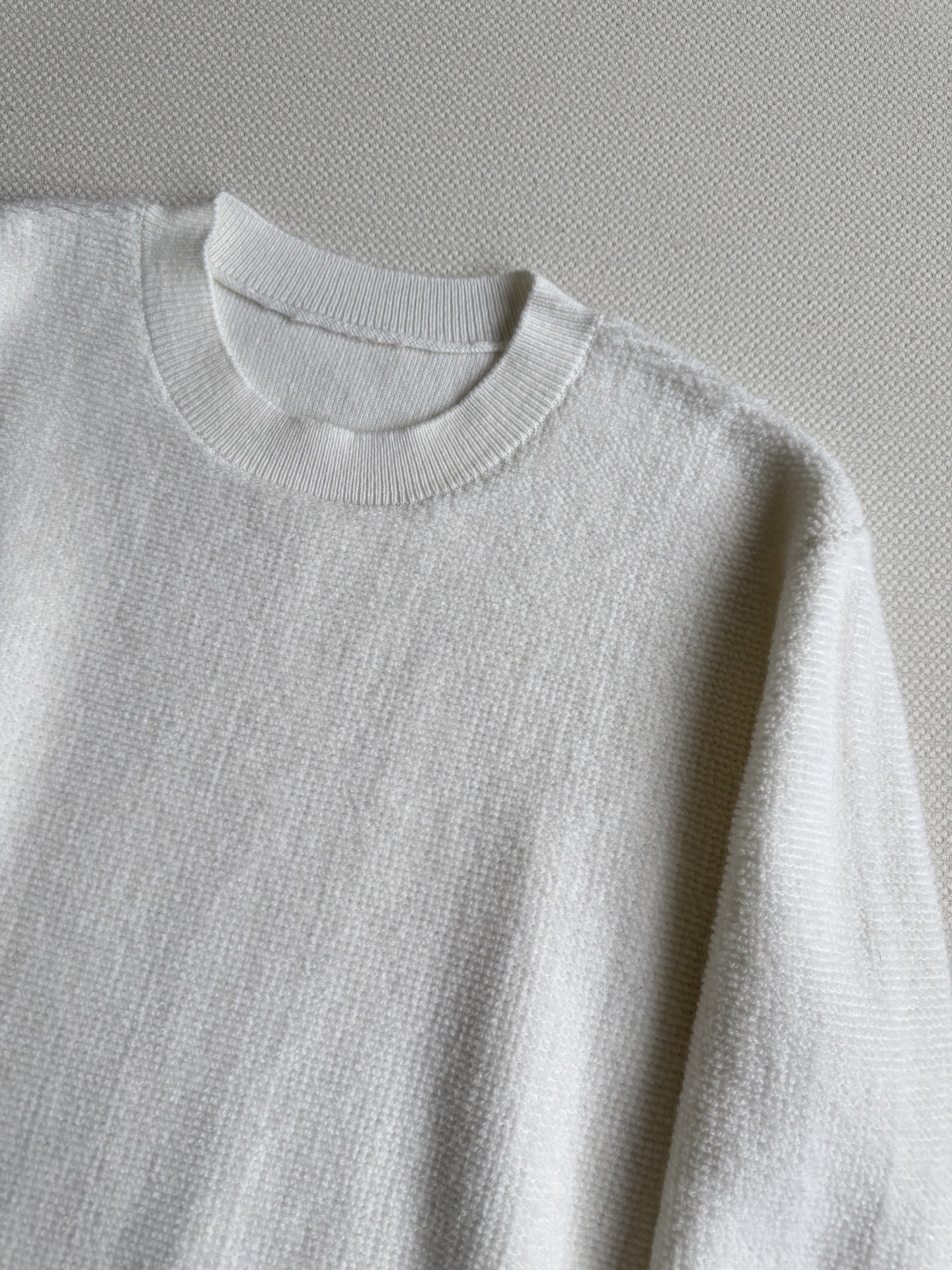 Loew*🆕刺绣罗纹针织上衣 入秋总在想怎么穿搭才好看 此刻不穿 何时穿 羊毛一体质感超好 细腻保暖 内