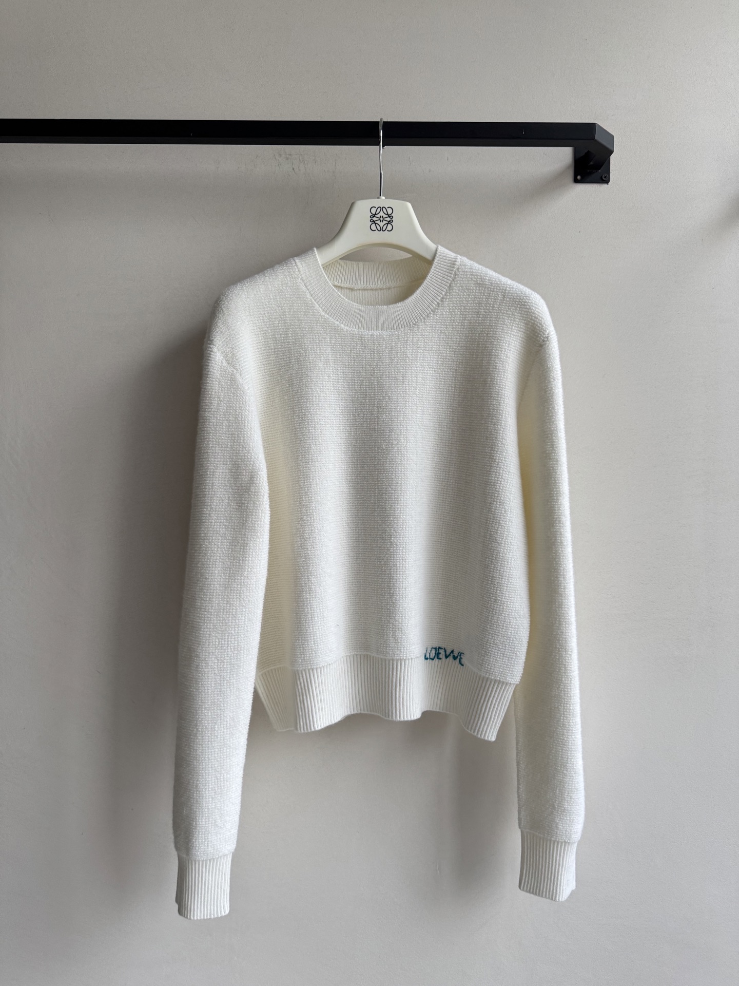 Loew*🆕刺绣罗纹针织上衣 入秋总在想怎么穿搭才好看 此刻不穿 何时穿 羊毛一体质感超好 细腻保暖 内