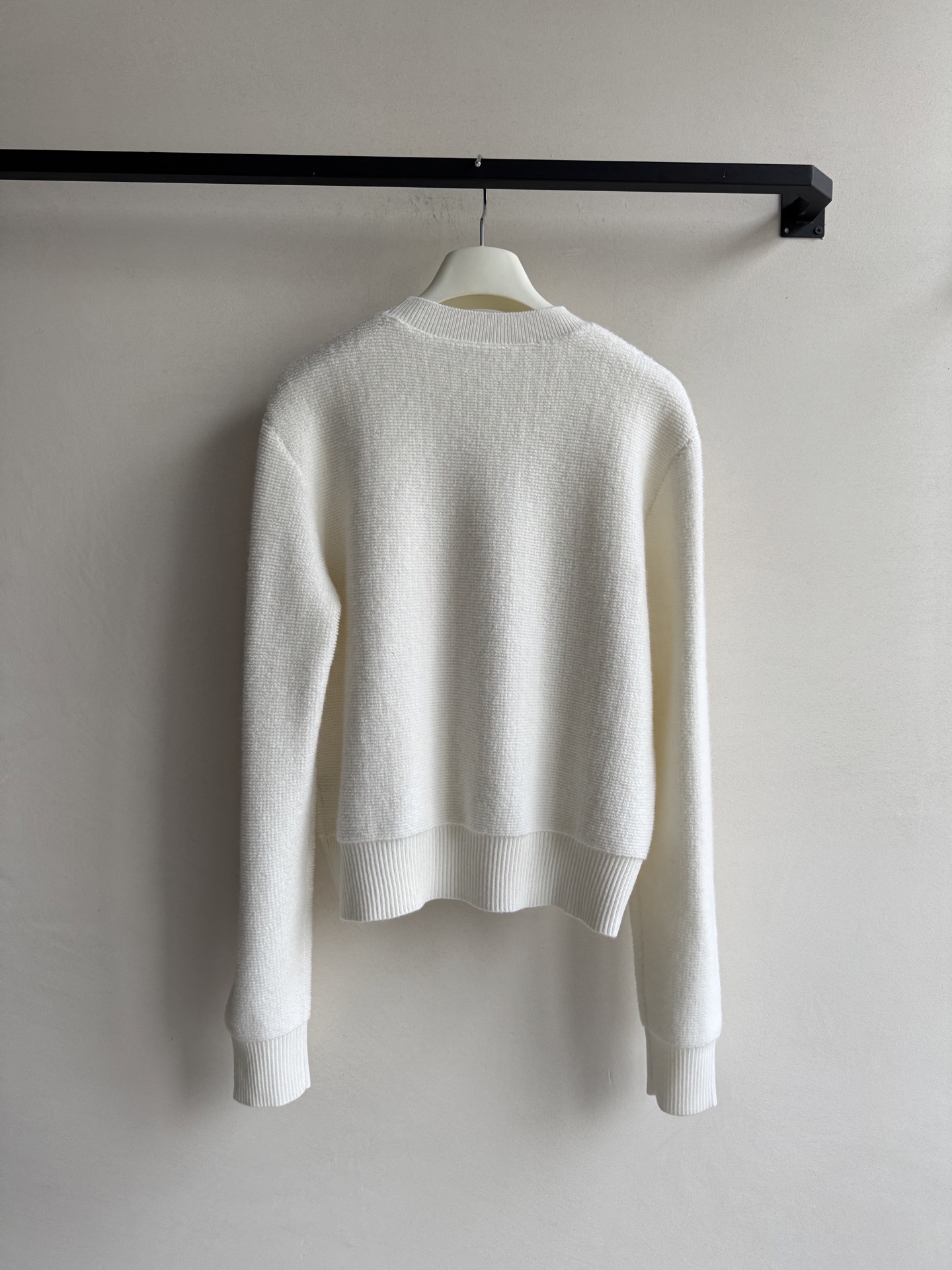 Loew*🆕刺绣罗纹针织上衣 入秋总在想怎么穿搭才好看 此刻不穿 何时穿 羊毛一体质感超好 细腻保暖 内