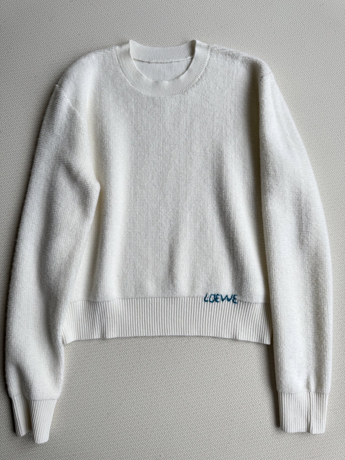 Loew*🆕刺绣罗纹针织上衣 入秋总在想怎么穿搭才好看 此刻不穿 何时穿 羊毛一体质感超好 细腻保暖 内