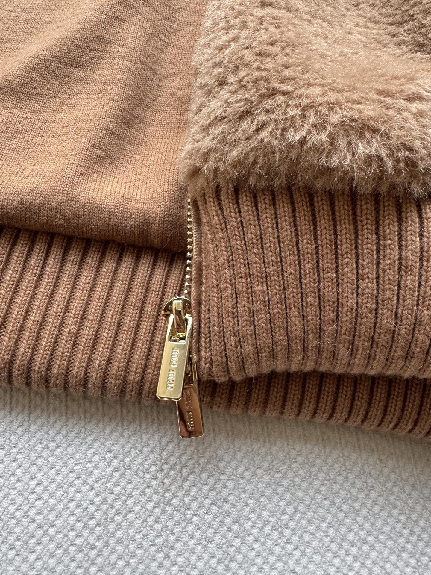 Miumi*🆕2025新品上架格纹泰迪毛绒外套通体饰以泰迪毛绒材质，质感柔软舒适，时髦洋气，立领外套剪裁