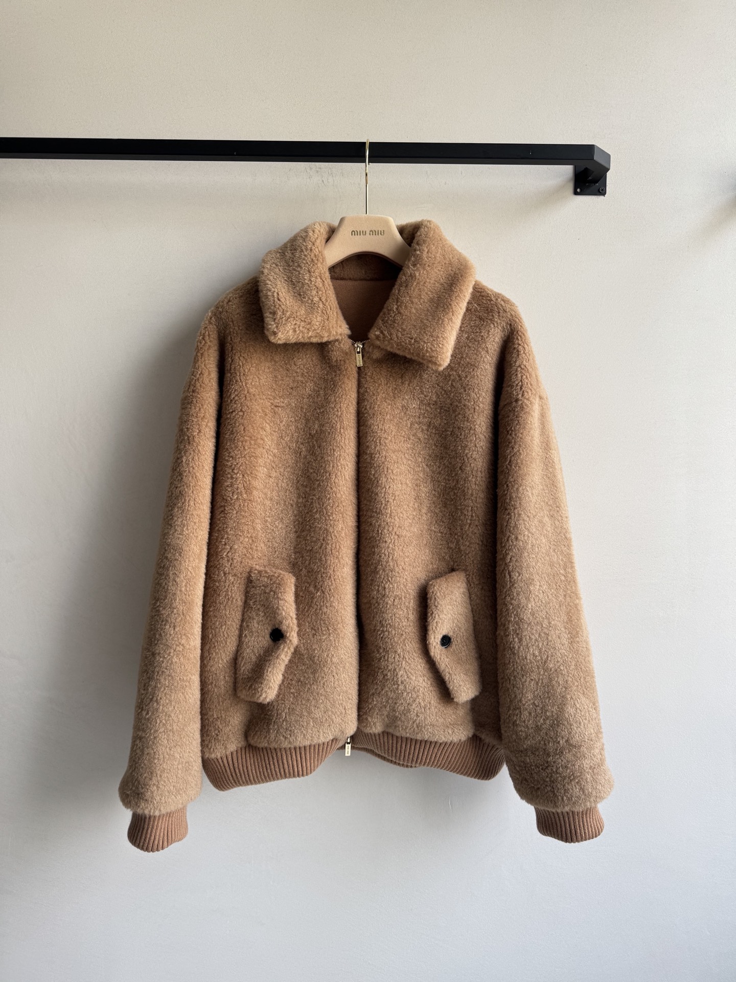 Miumi*🆕2025新品上架格纹泰迪毛绒外套通体饰以泰迪毛绒材质，质感柔软舒适，时髦洋气，立领外套剪裁