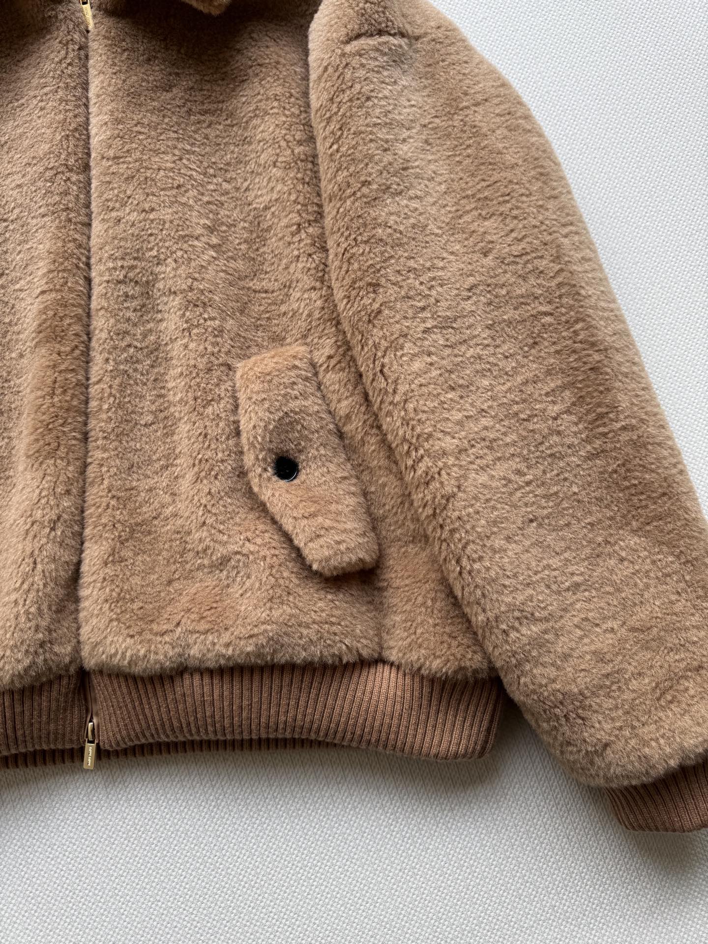 Miumi*🆕2025新品上架格纹泰迪毛绒外套通体饰以泰迪毛绒材质，质感柔软舒适，时髦洋气，立领外套剪裁