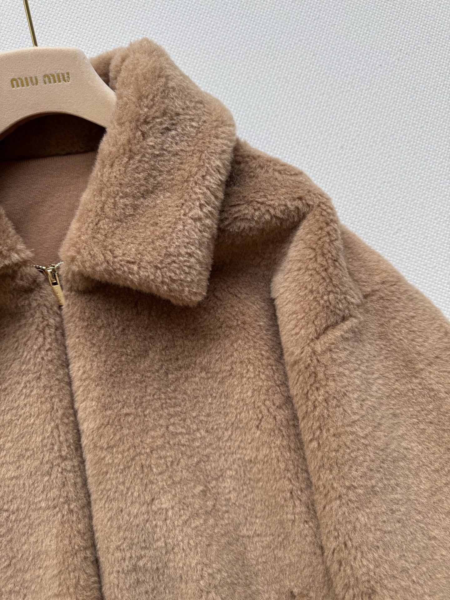 Miumi*🆕2025新品上架格纹泰迪毛绒外套通体饰以泰迪毛绒材质，质感柔软舒适，时髦洋气，立领外套剪裁