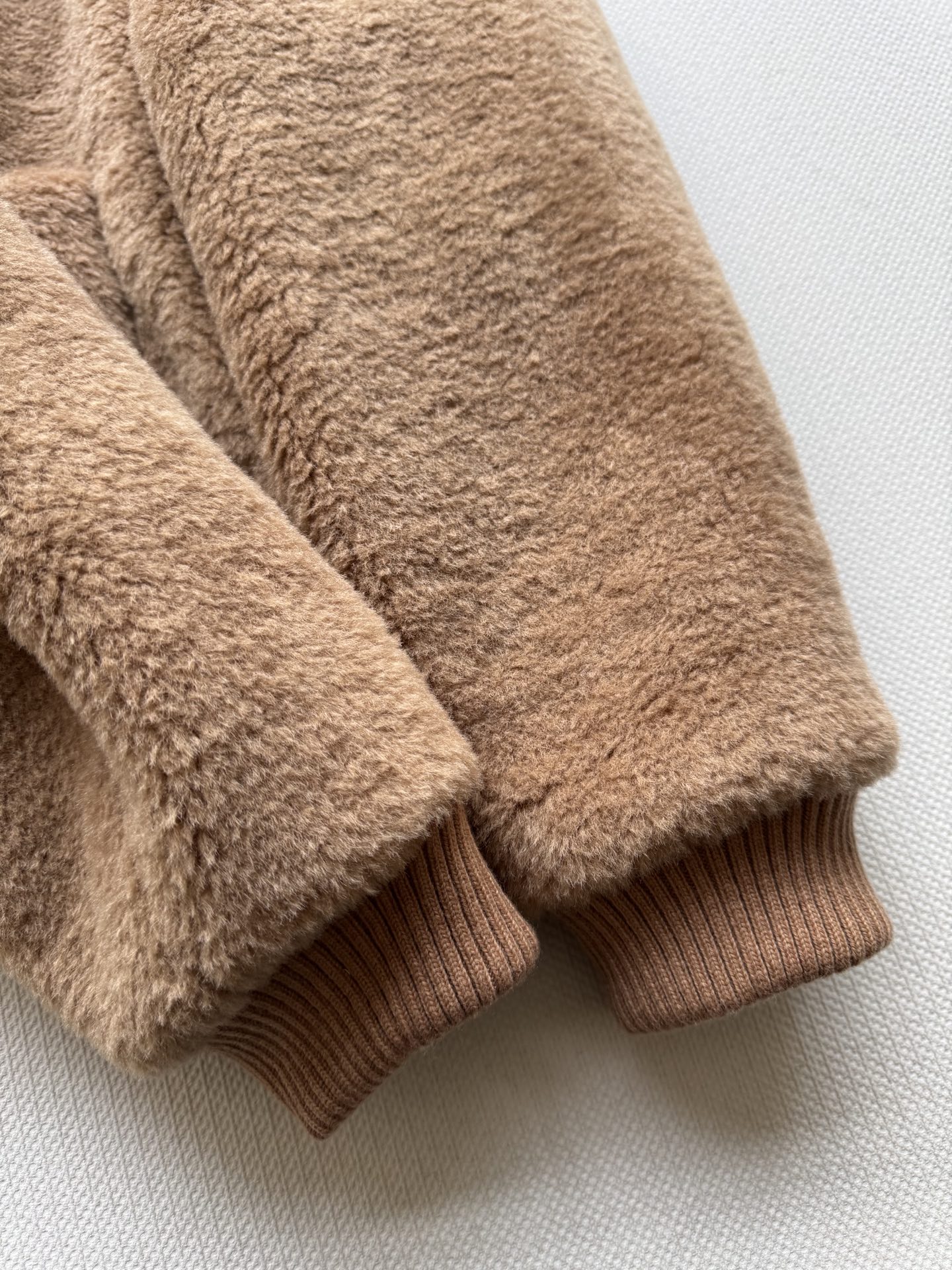 Miumi*🆕2025新品上架格纹泰迪毛绒外套通体饰以泰迪毛绒材质，质感柔软舒适，时髦洋气，立领外套剪裁