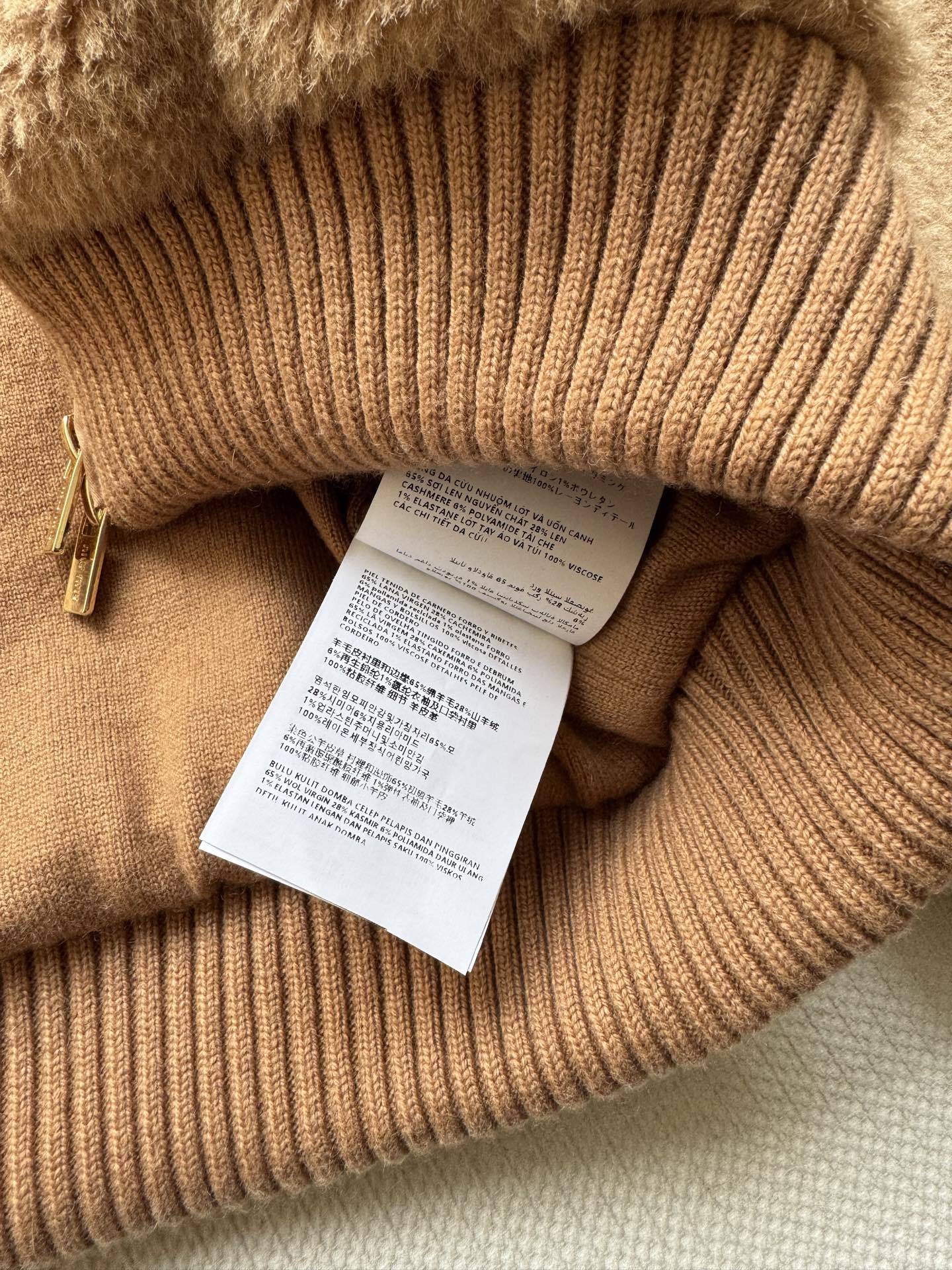 Miumi*🆕2025新品上架格纹泰迪毛绒外套通体饰以泰迪毛绒材质，质感柔软舒适，时髦洋气，立领外套剪裁