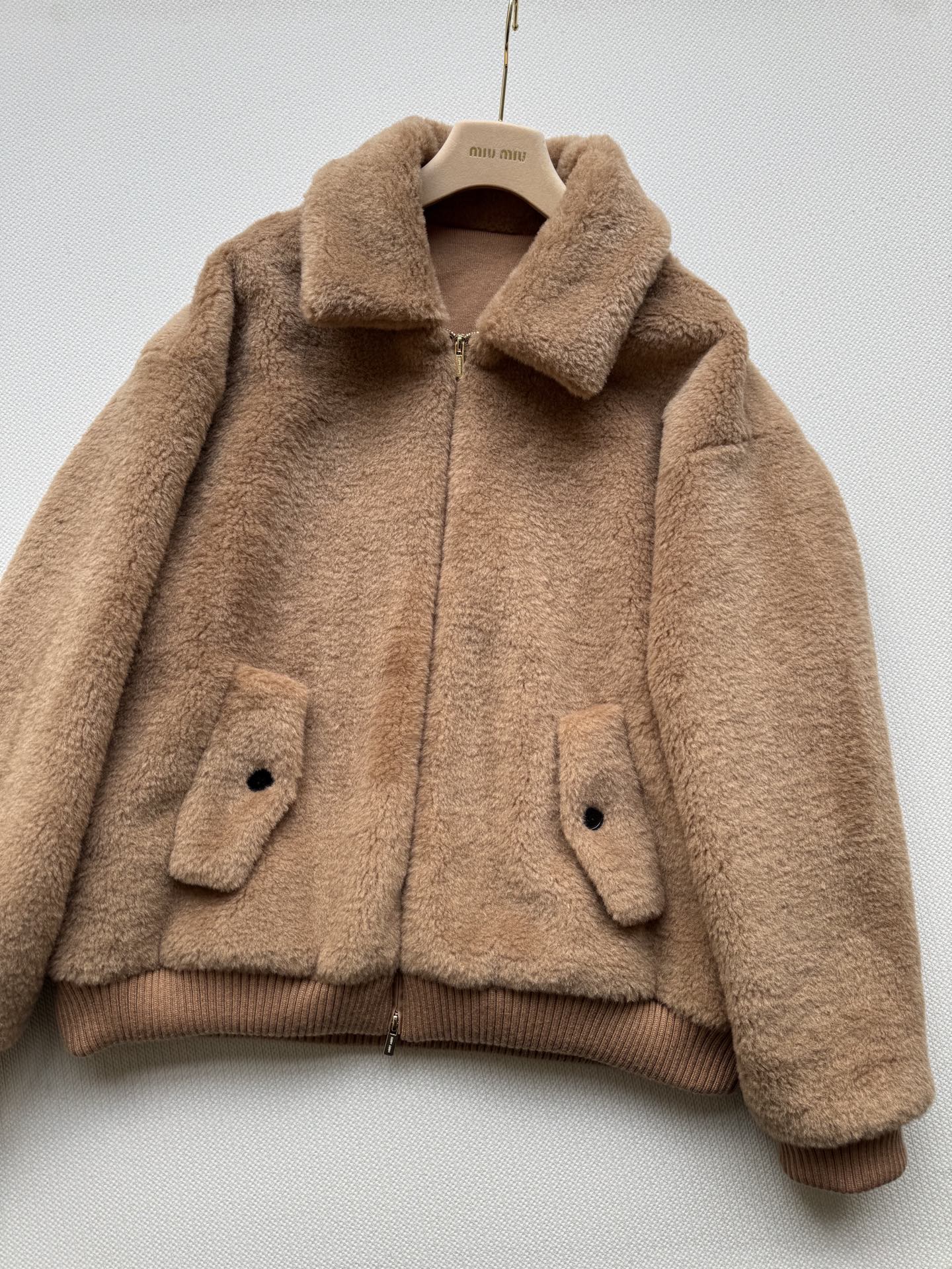 Miumi*🆕2025新品上架格纹泰迪毛绒外套通体饰以泰迪毛绒材质，质感柔软舒适，时髦洋气，立领外套剪裁