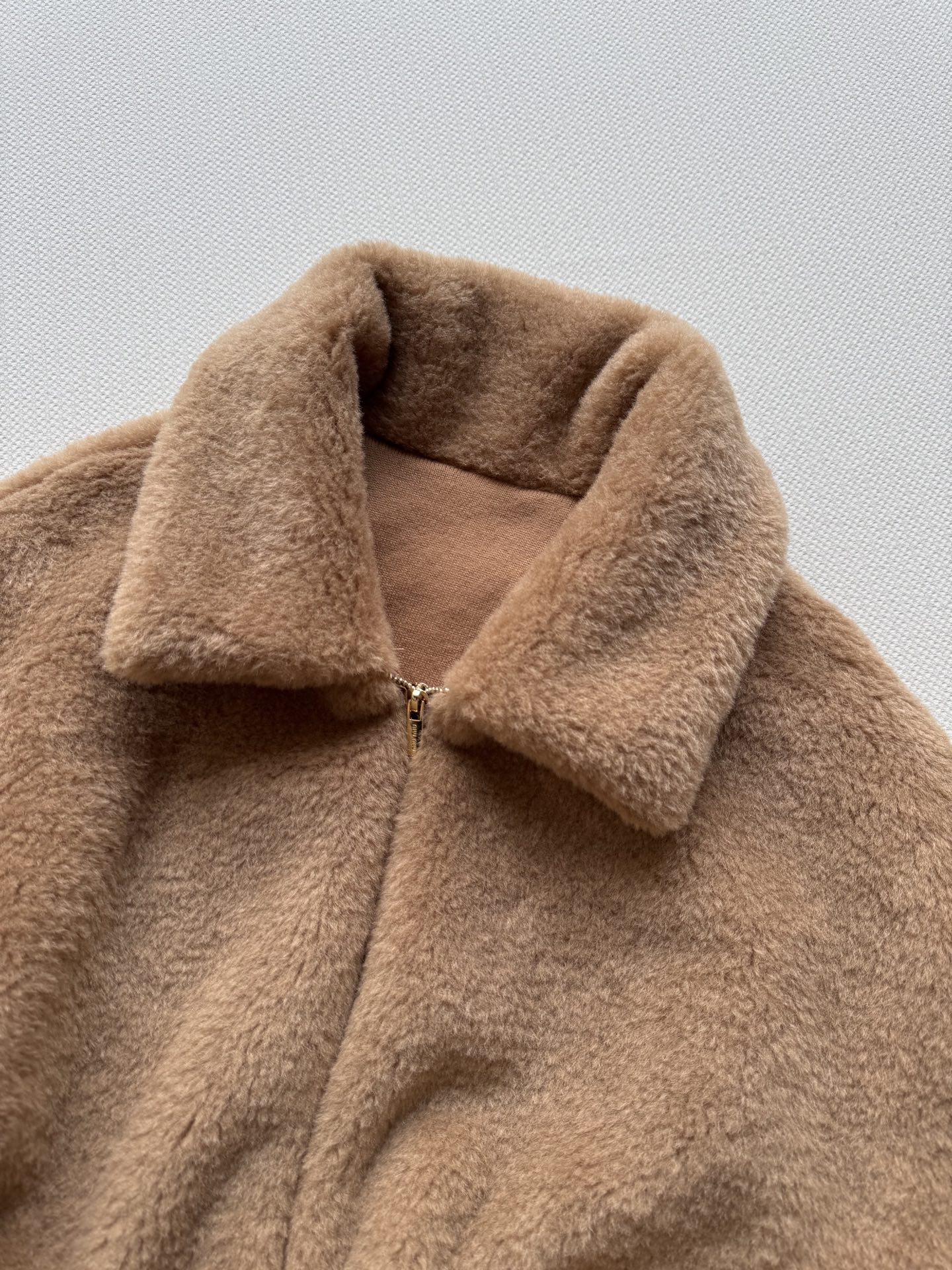 Miumi*🆕2025新品上架格纹泰迪毛绒外套通体饰以泰迪毛绒材质，质感柔软舒适，时髦洋气，立领外套剪裁