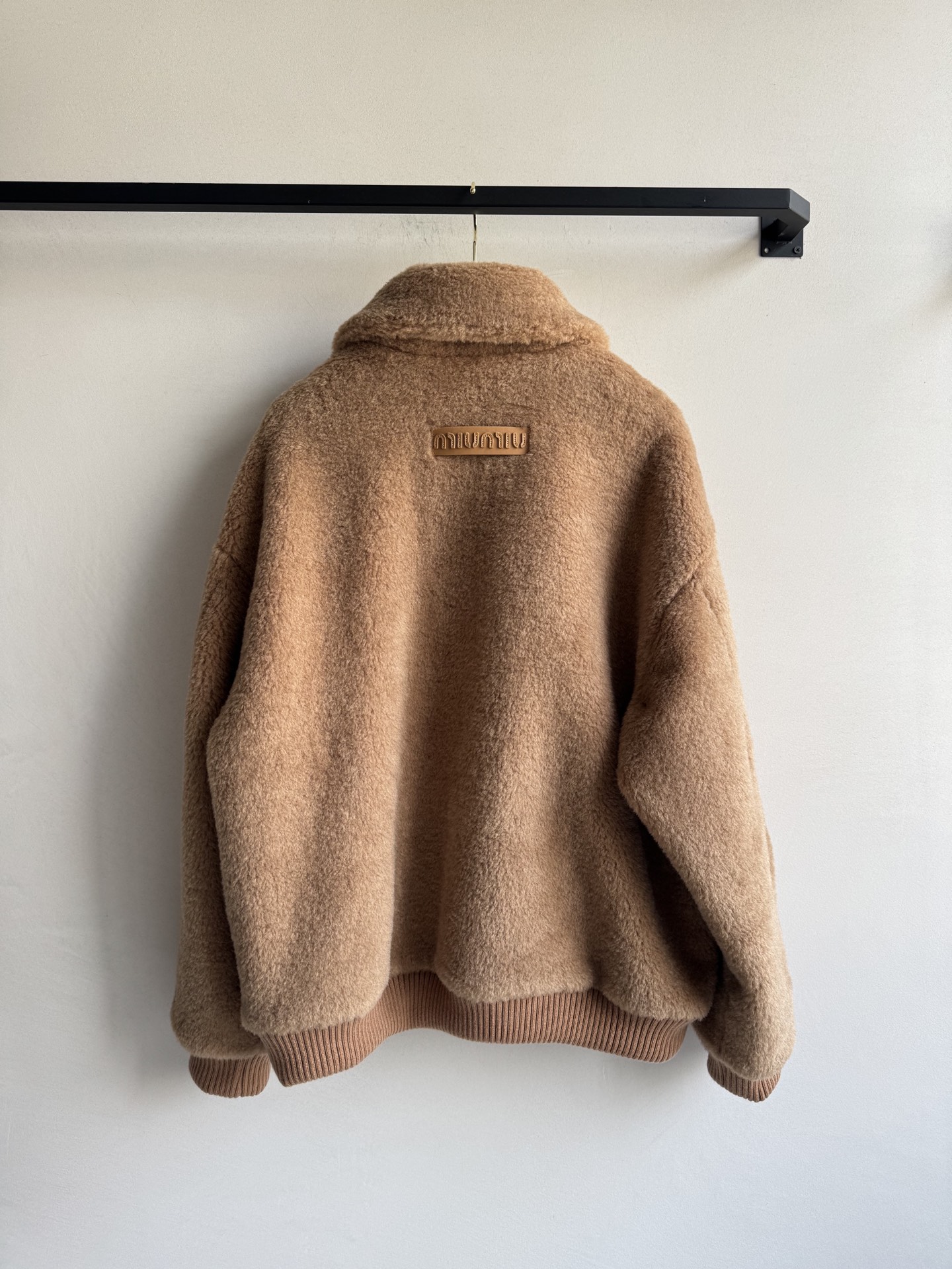 Miumi*🆕2025新品上架格纹泰迪毛绒外套通体饰以泰迪毛绒材质，质感柔软舒适，时髦洋气，立领外套剪裁