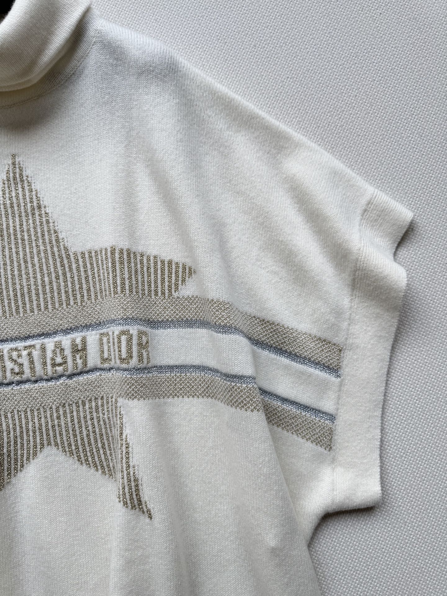 Dio*🆕滑雪系列🎿金星字母高领针织斗篷经典五角星字母图案做整体造型亮点，法式优雅与高级感并存！宽松版型