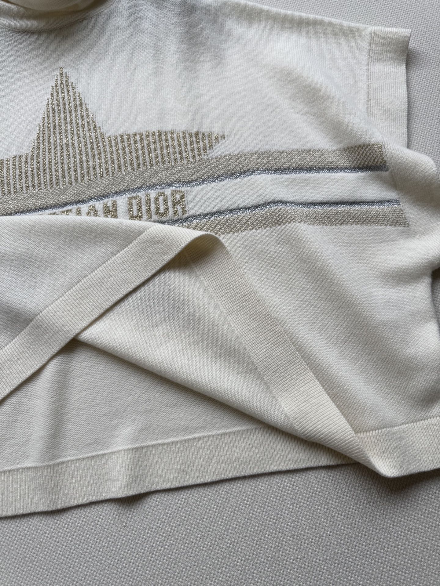 Dio*🆕滑雪系列🎿金星字母高领针织斗篷经典五角星字母图案做整体造型亮点，法式优雅与高级感并存！宽松版型