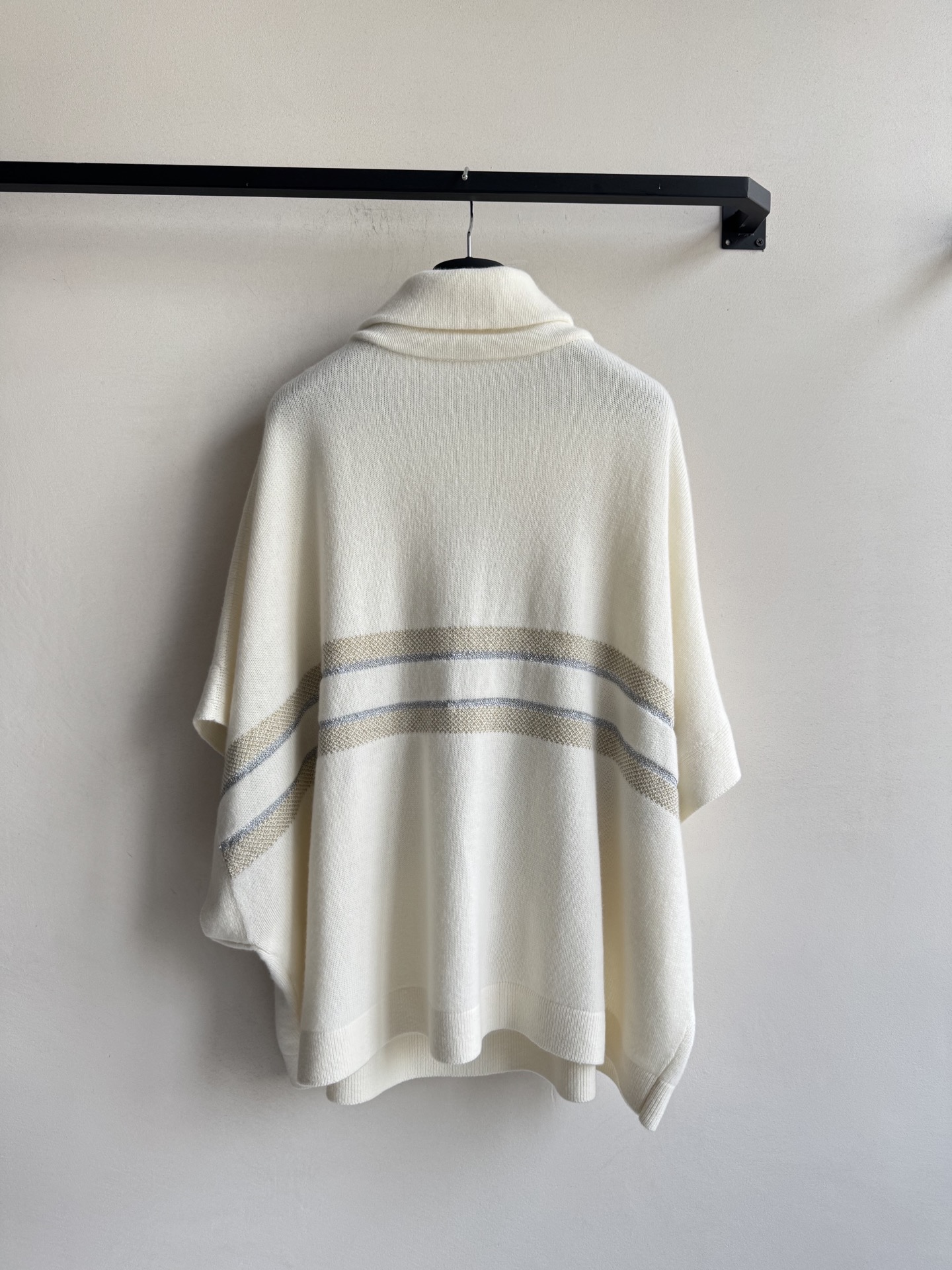 Dio*🆕滑雪系列🎿金星字母高领针织斗篷经典五角星字母图案做整体造型亮点，法式优雅与高级感并存！宽松版型