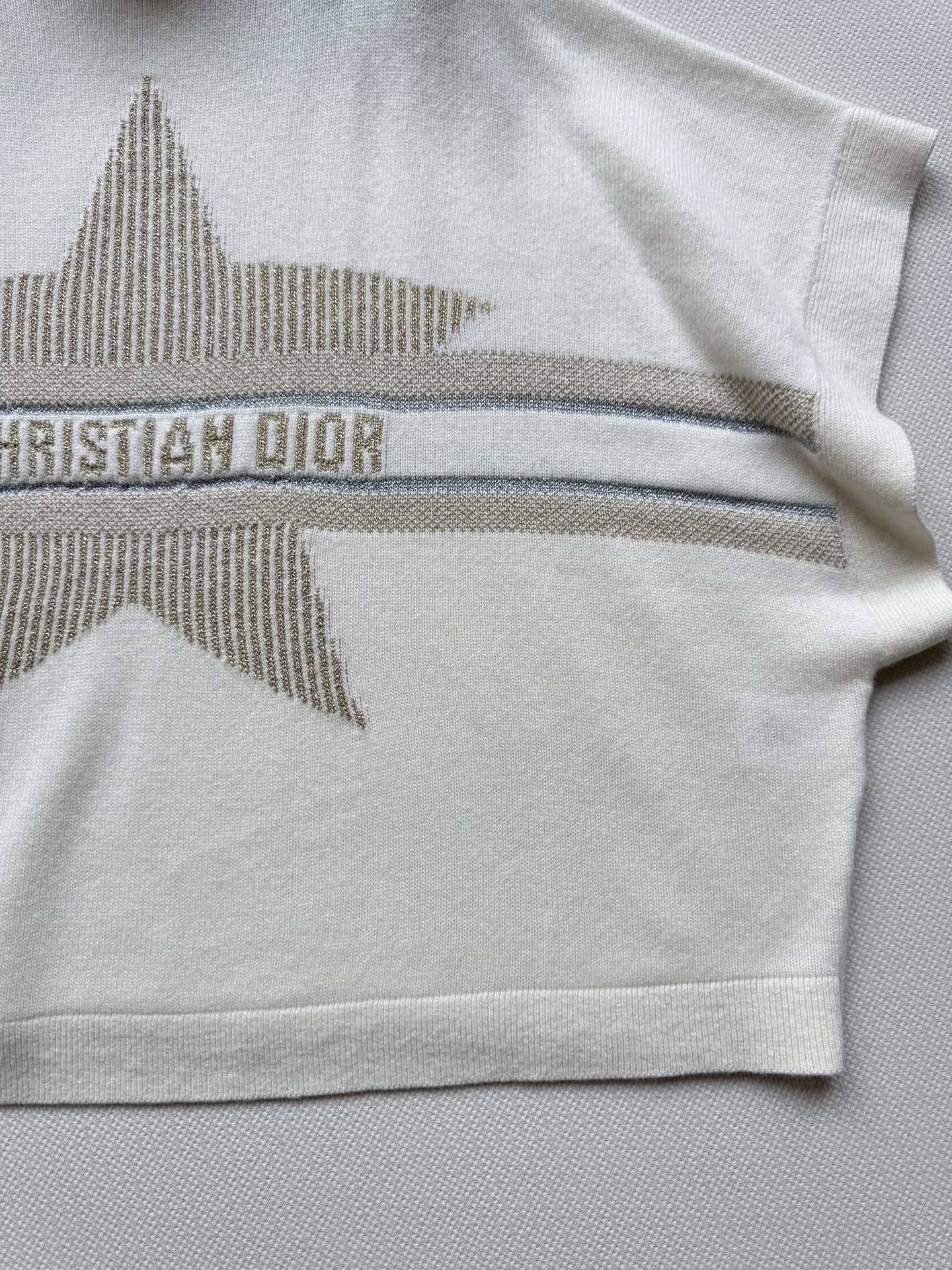 Dio*🆕滑雪系列🎿金星字母高领针织斗篷经典五角星字母图案做整体造型亮点，法式优雅与高级感并存！宽松版型