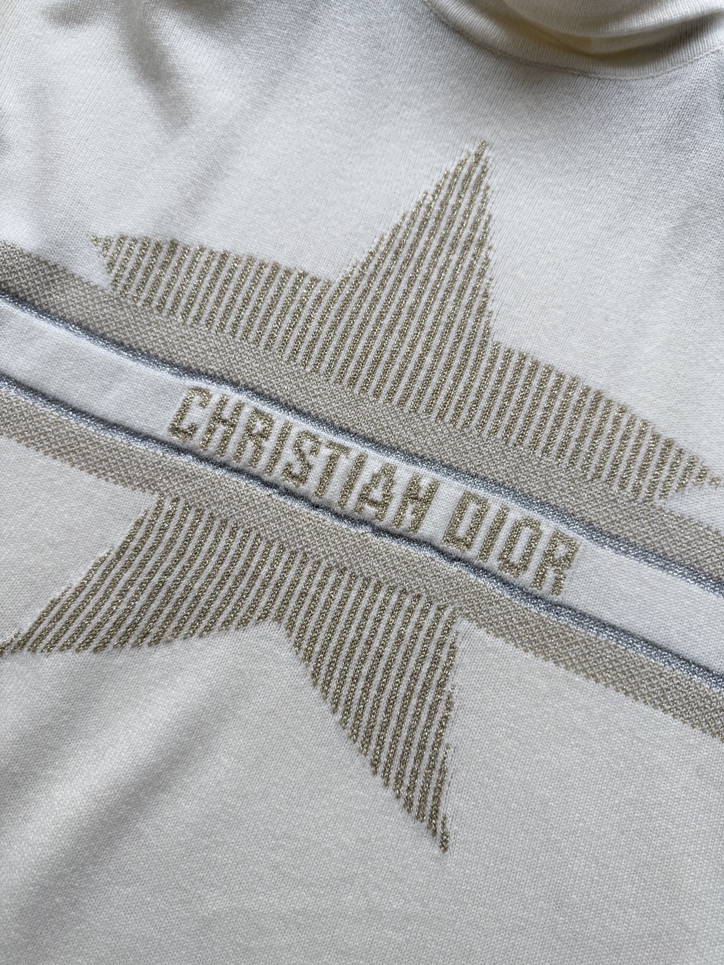 Dio*🆕滑雪系列🎿金星字母高领针织斗篷经典五角星字母图案做整体造型亮点，法式优雅与高级感并存！宽松版型