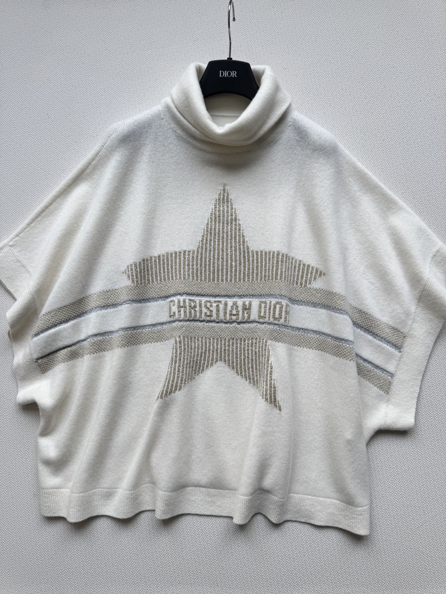 Dio*🆕滑雪系列🎿金星字母高领针织斗篷经典五角星字母图案做整体造型亮点，法式优雅与高级感并存！宽松版型