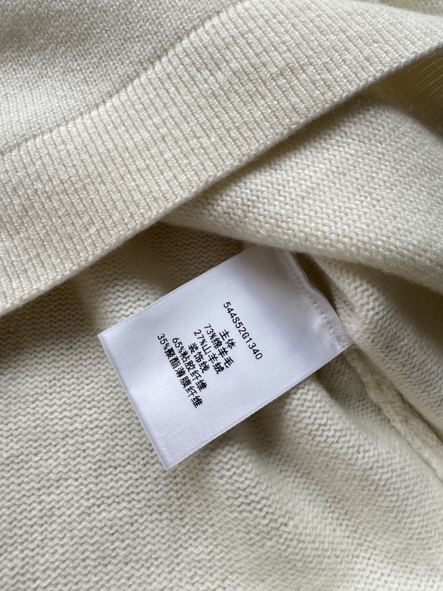 Dio*🆕滑雪系列🎿金星字母高领针织斗篷经典五角星字母图案做整体造型亮点，法式优雅与高级感并存！宽松版型