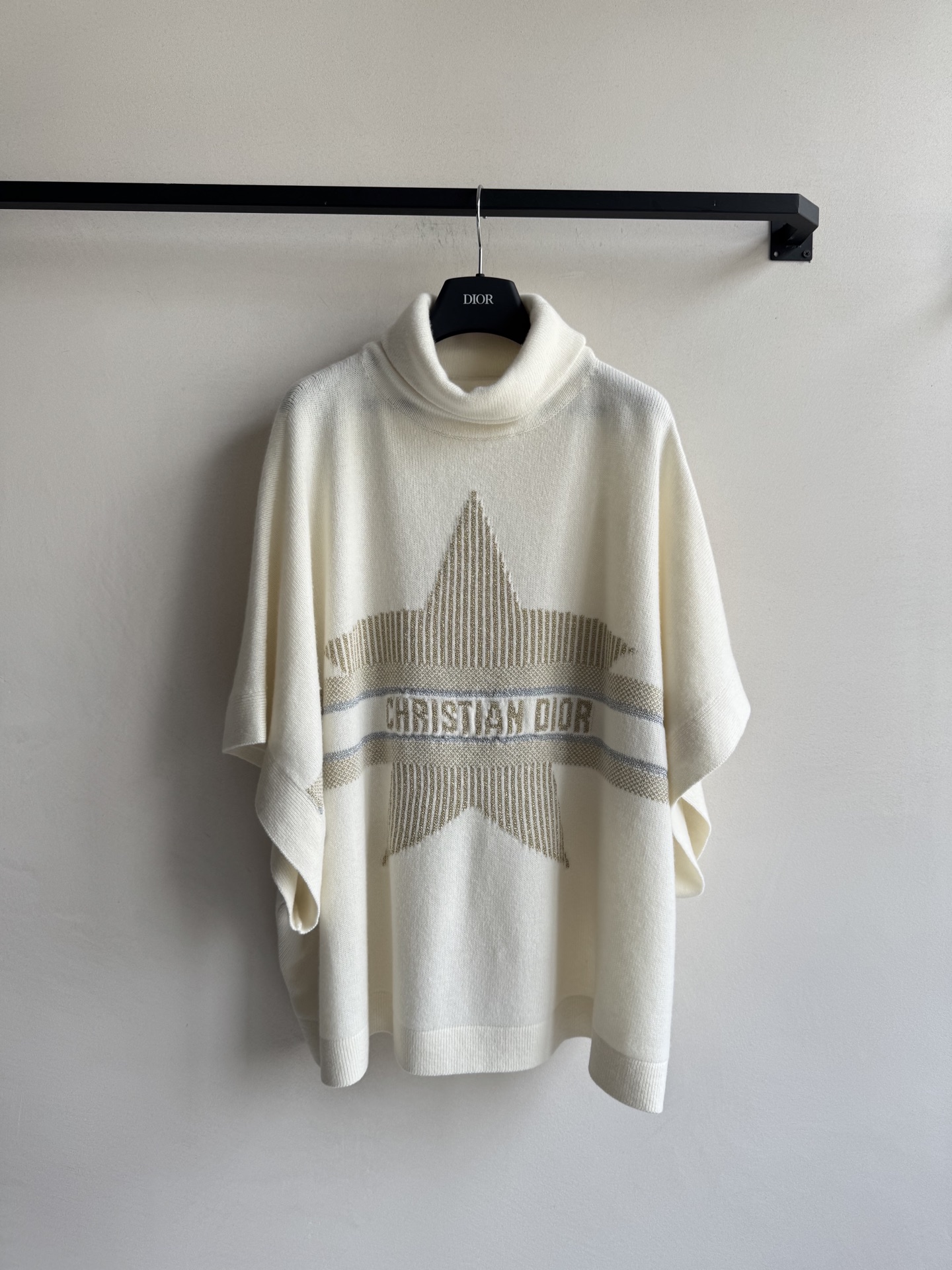 Dio*🆕滑雪系列🎿金星字母高领针织斗篷经典五角星字母图案做整体造型亮点，法式优雅与高级感并存！宽松版型