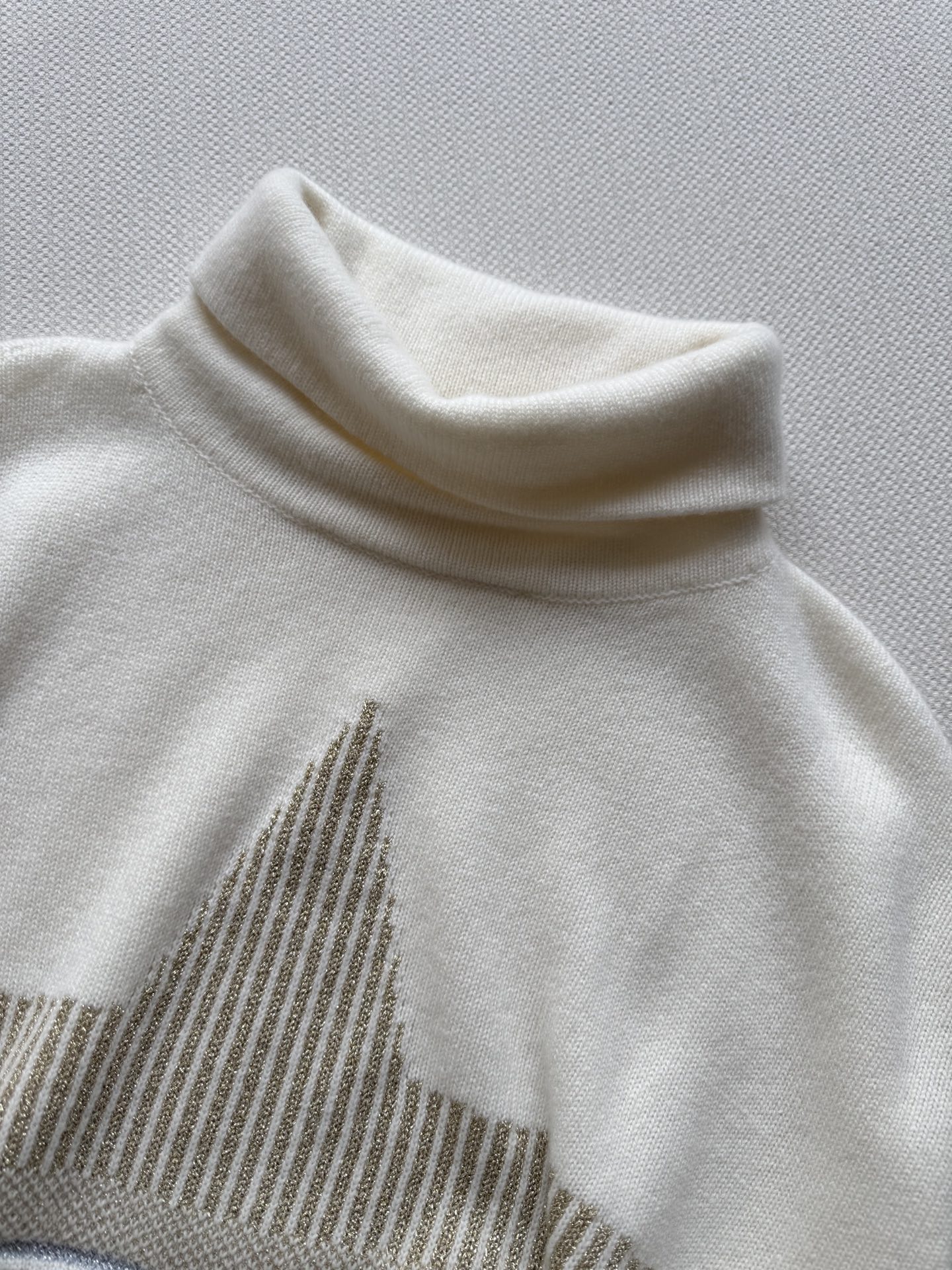 Dio*🆕滑雪系列🎿金星字母高领针织斗篷经典五角星字母图案做整体造型亮点，法式优雅与高级感并存！宽松版型