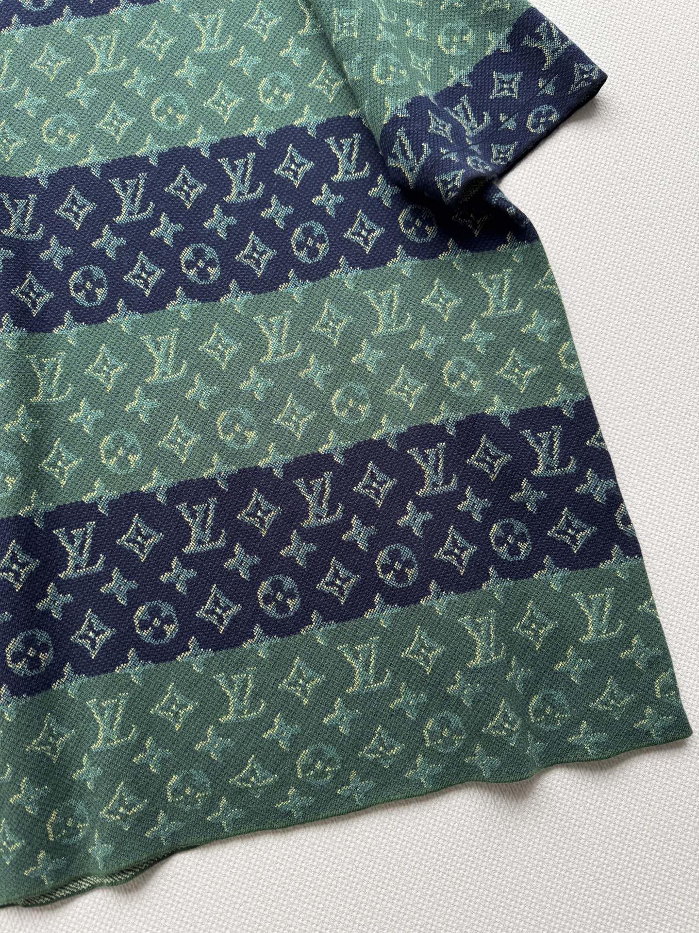 LouisVuitto*🆕新款，提花logo针织短袖💚💙休闲宽松版型～男女同款情侣👫S-XL.