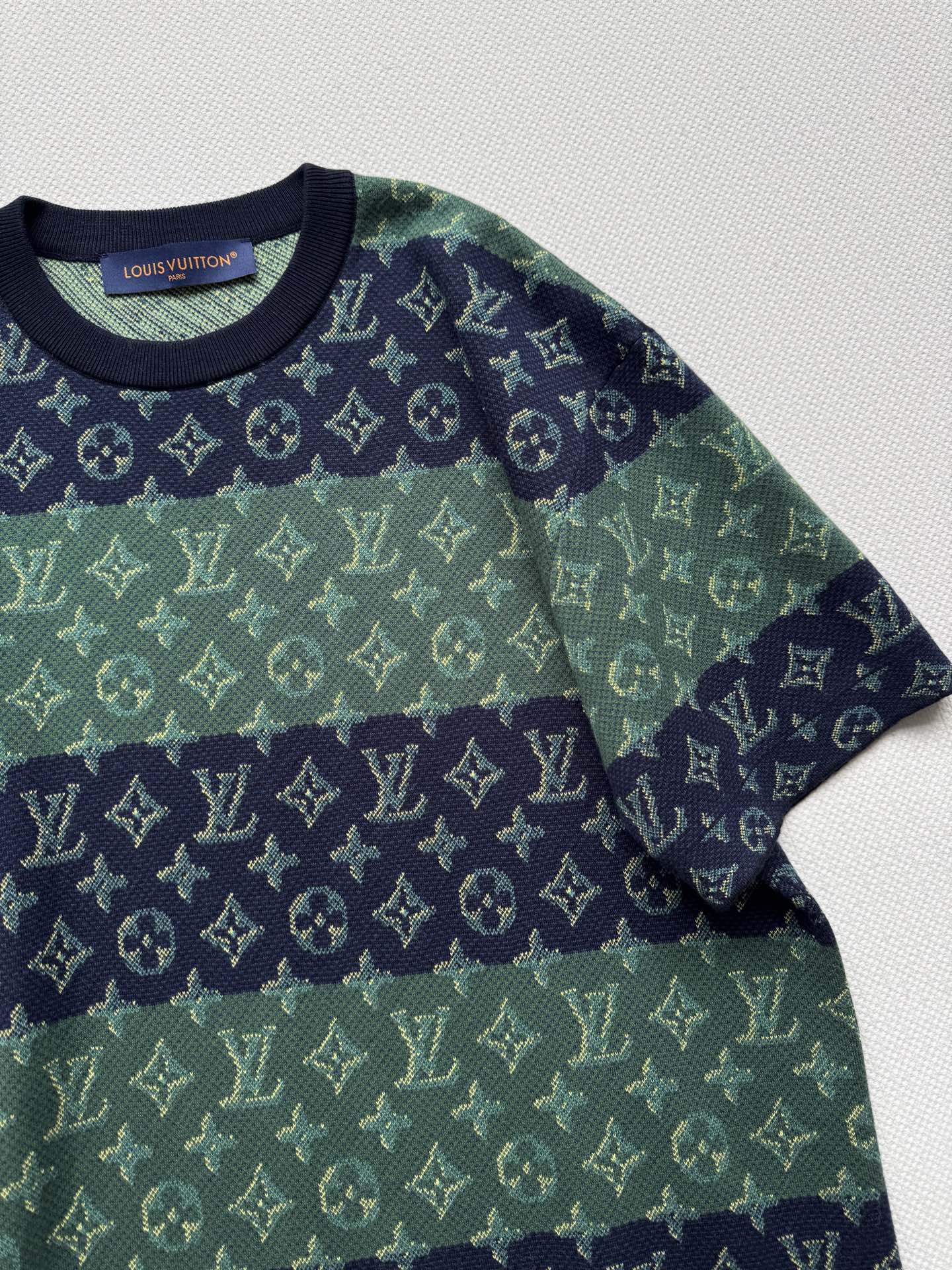LouisVuitto*🆕新款，提花logo针织短袖💚💙休闲宽松版型～男女同款情侣👫S-XL.